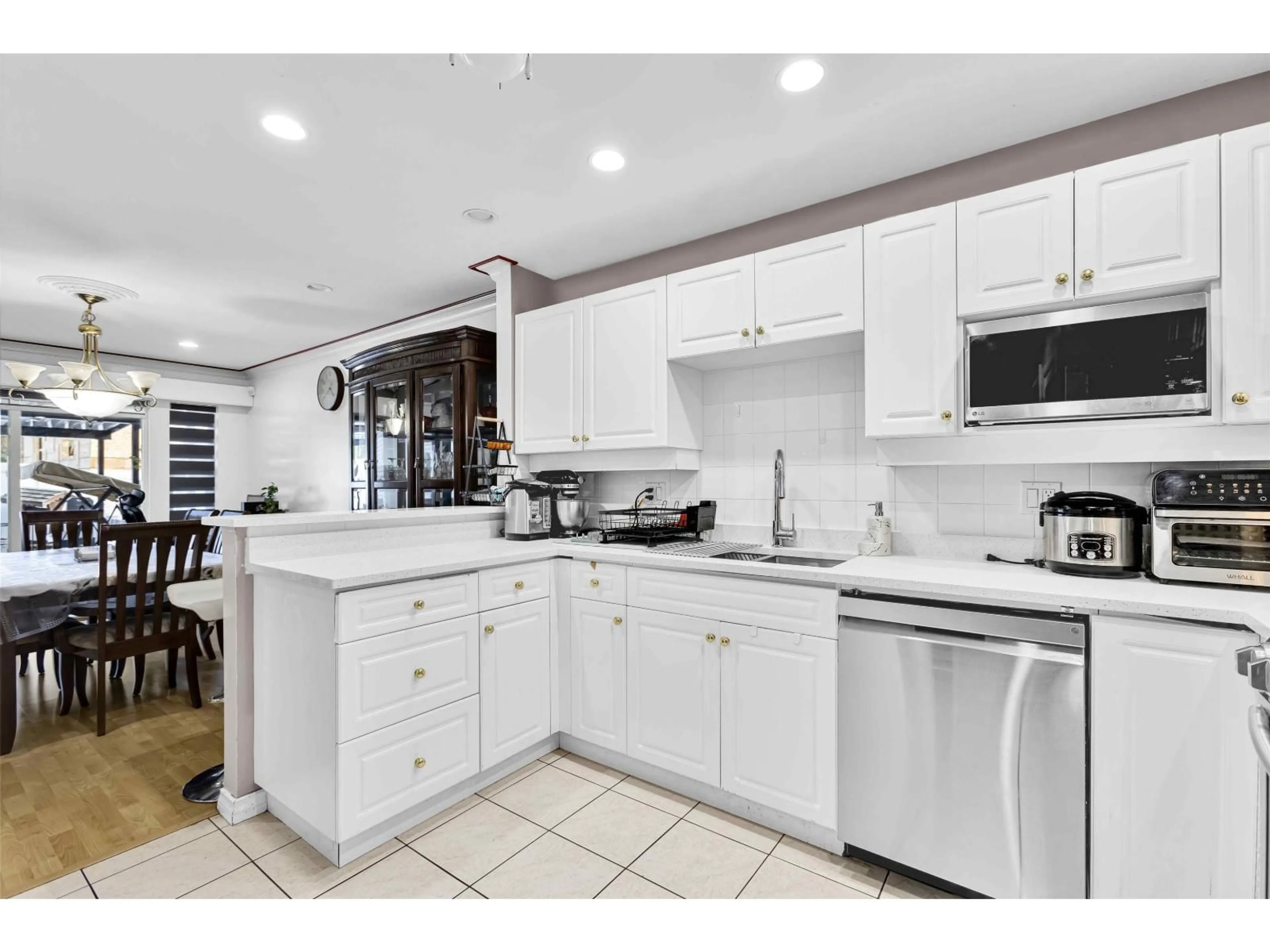 Open concept kitchen, ceramic/tile floor for 59 - 13918 58 AVENUE, Surrey British Columbia V3X3N8