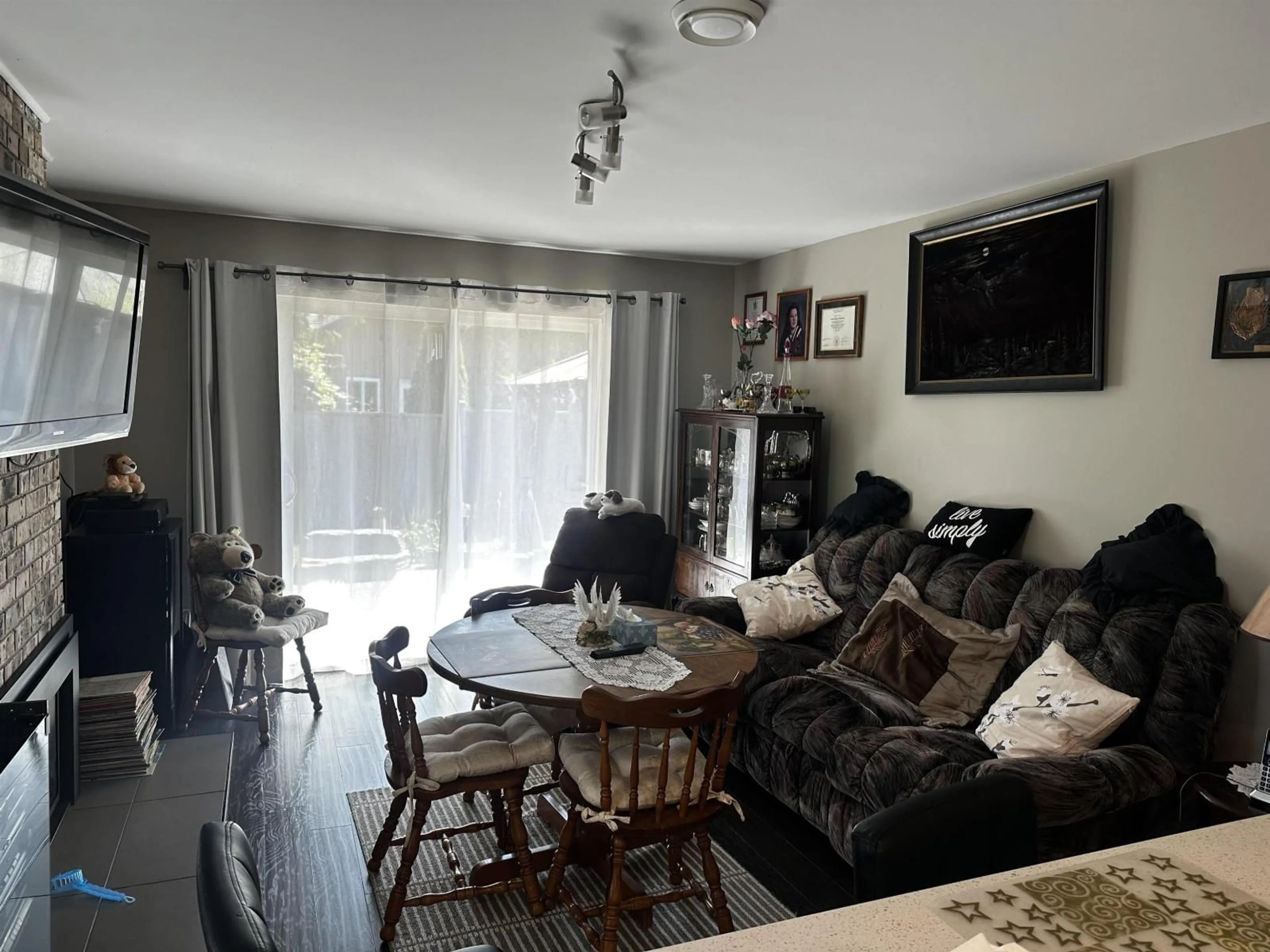 Living room with furniture, wood/laminate floor for 2020 156A STREET, Surrey British Columbia V4A6S3