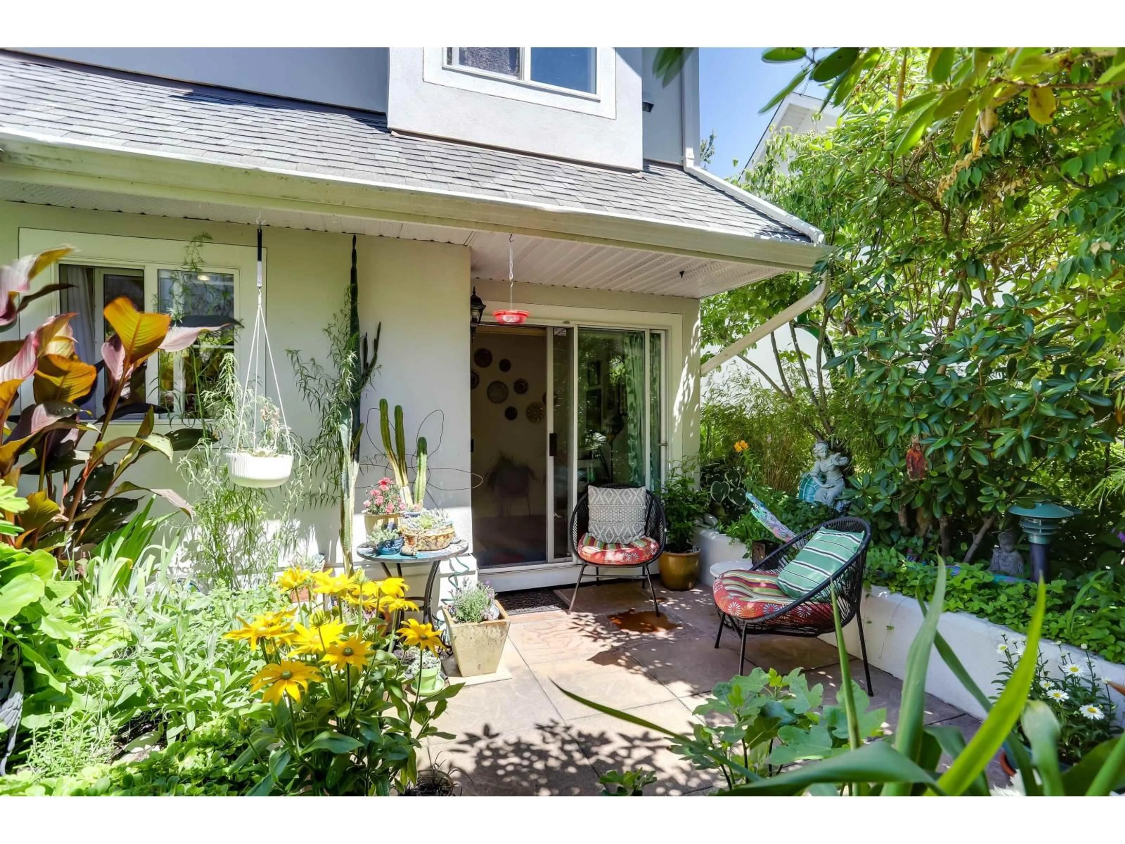 Indoor entryway for 1 - 15432 16A AVENUE, Surrey British Columbia V4A1T3