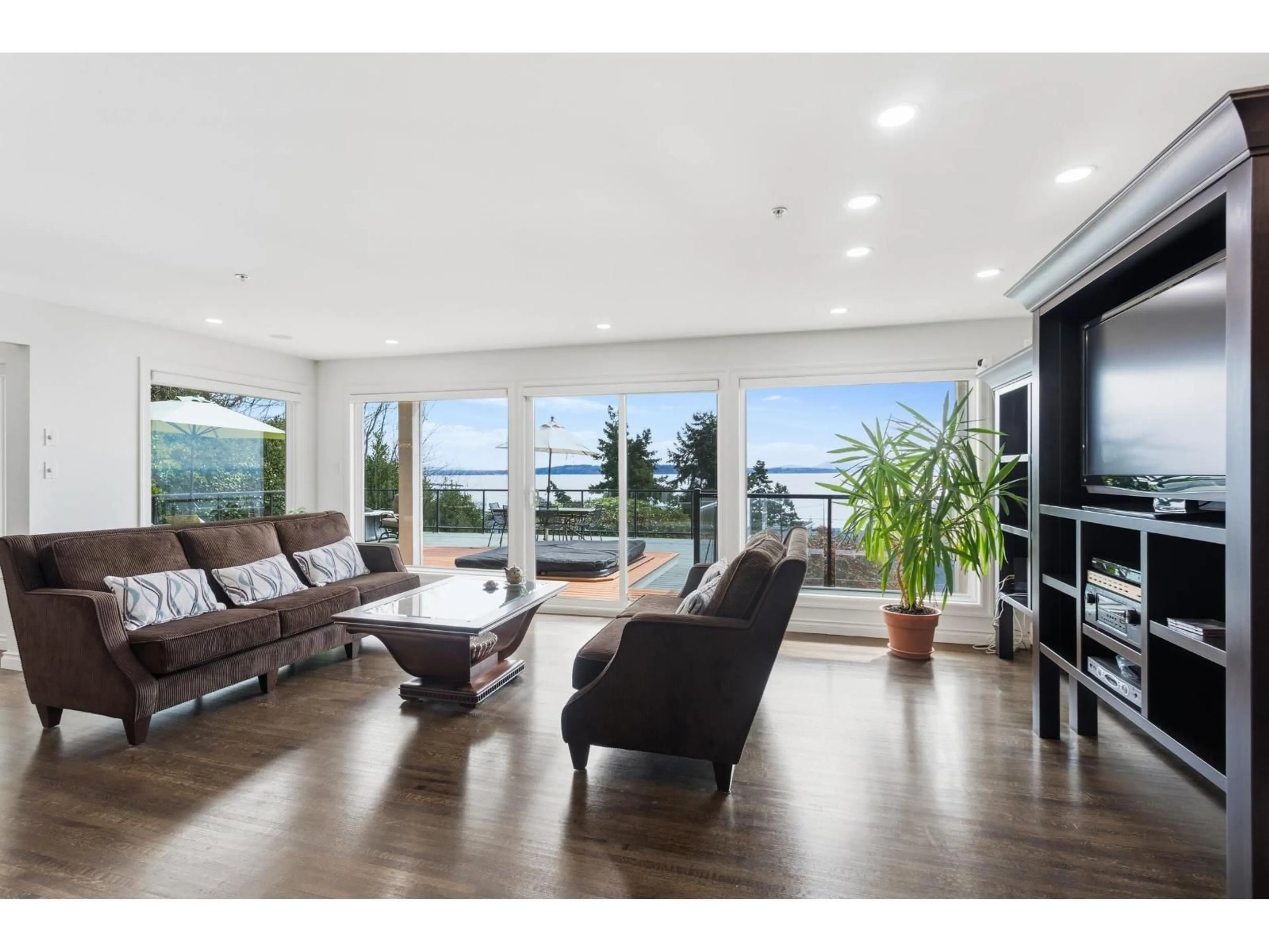 Living room with furniture, wood/laminate floor for 1309 ANDERSON STREET, White Rock British Columbia V4B3P4