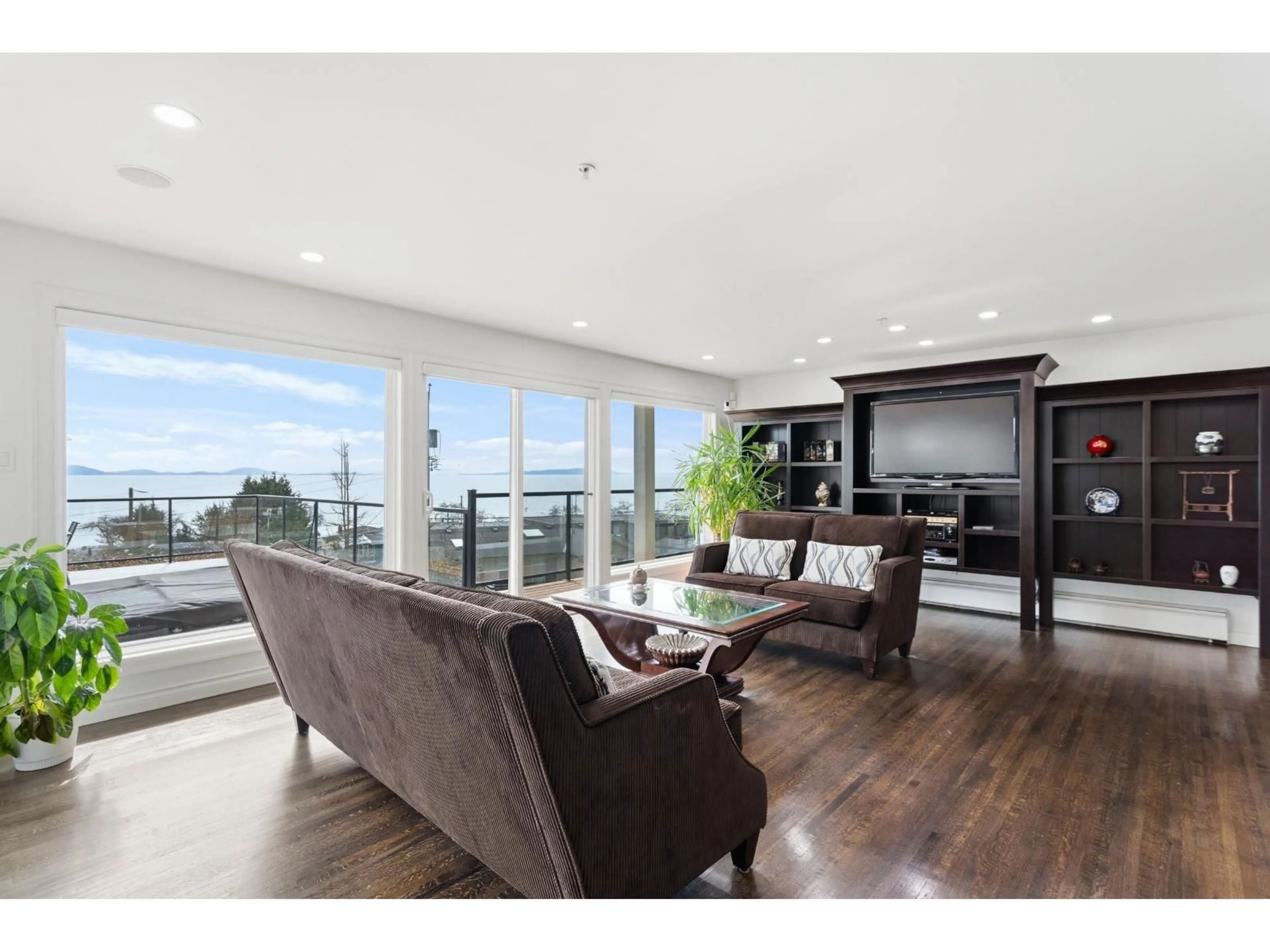 Living room with furniture, wood/laminate floor for 1309 ANDERSON STREET, White Rock British Columbia V4B3P4