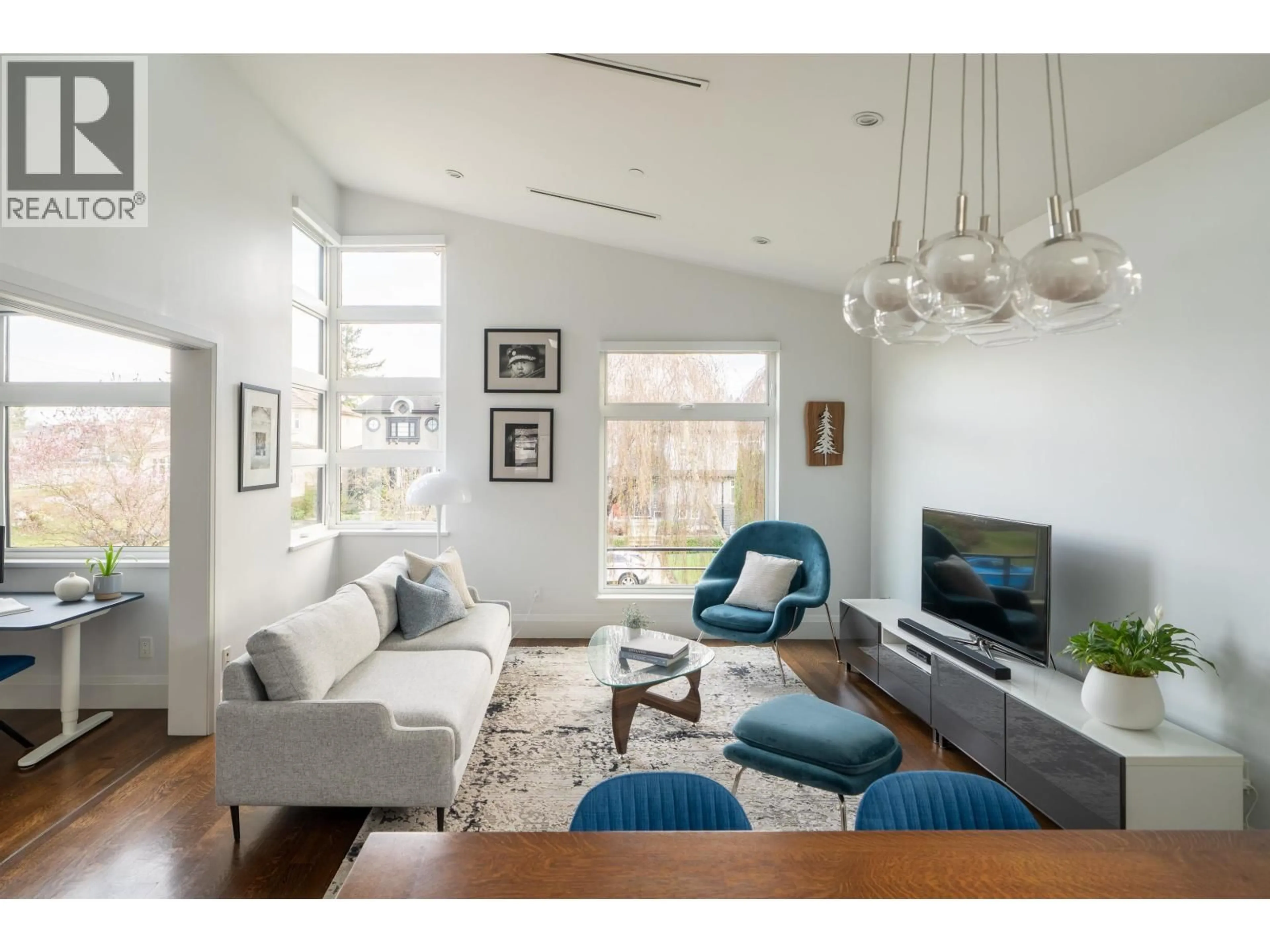 Living room with furniture, wood/laminate floor for 117 26TH AVENUE, Vancouver British Columbia V5Y2J6