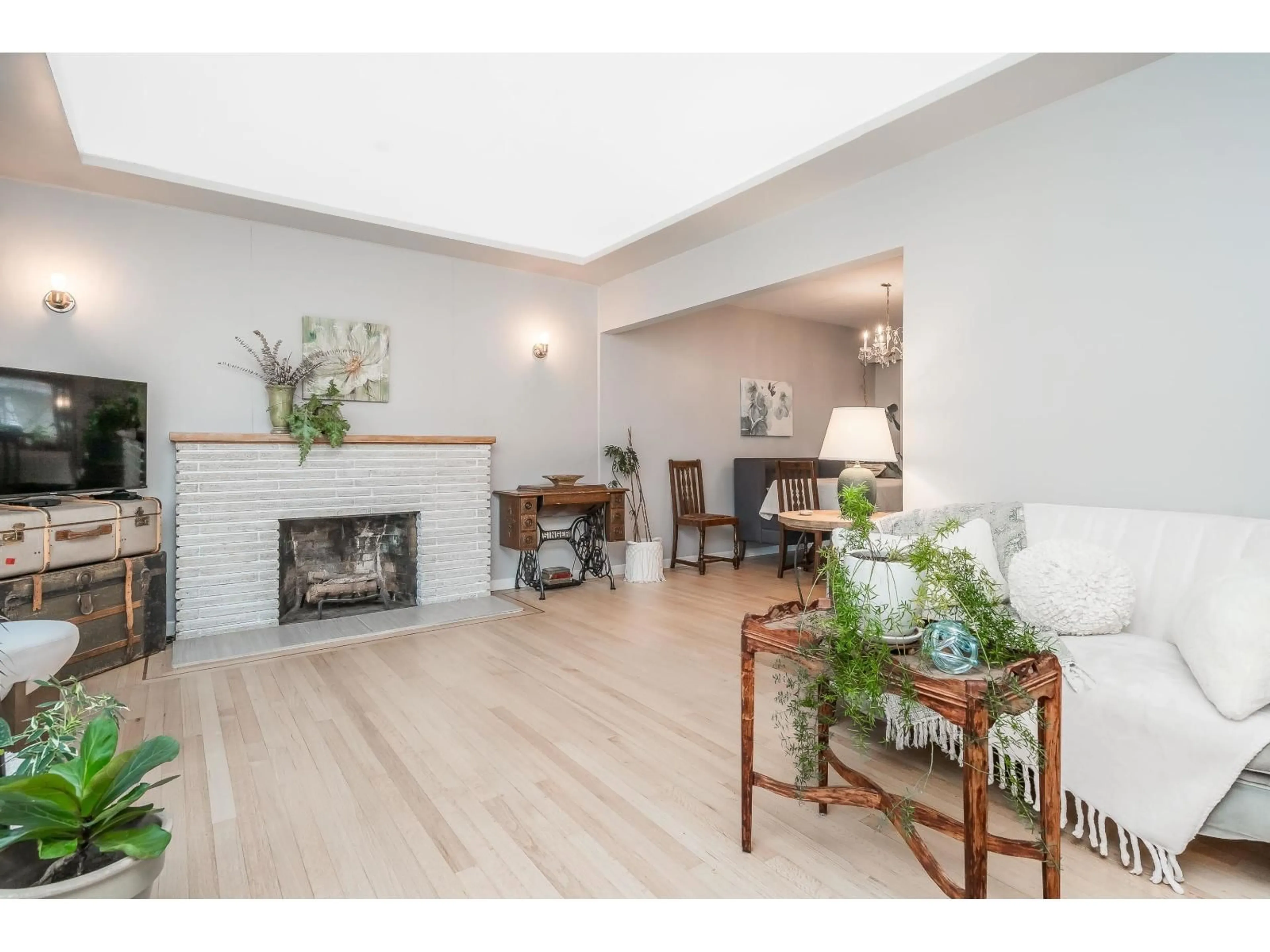 Living room with furniture, unknown for 9727 HAZEL STREET, Chilliwack British Columbia V2P5P1