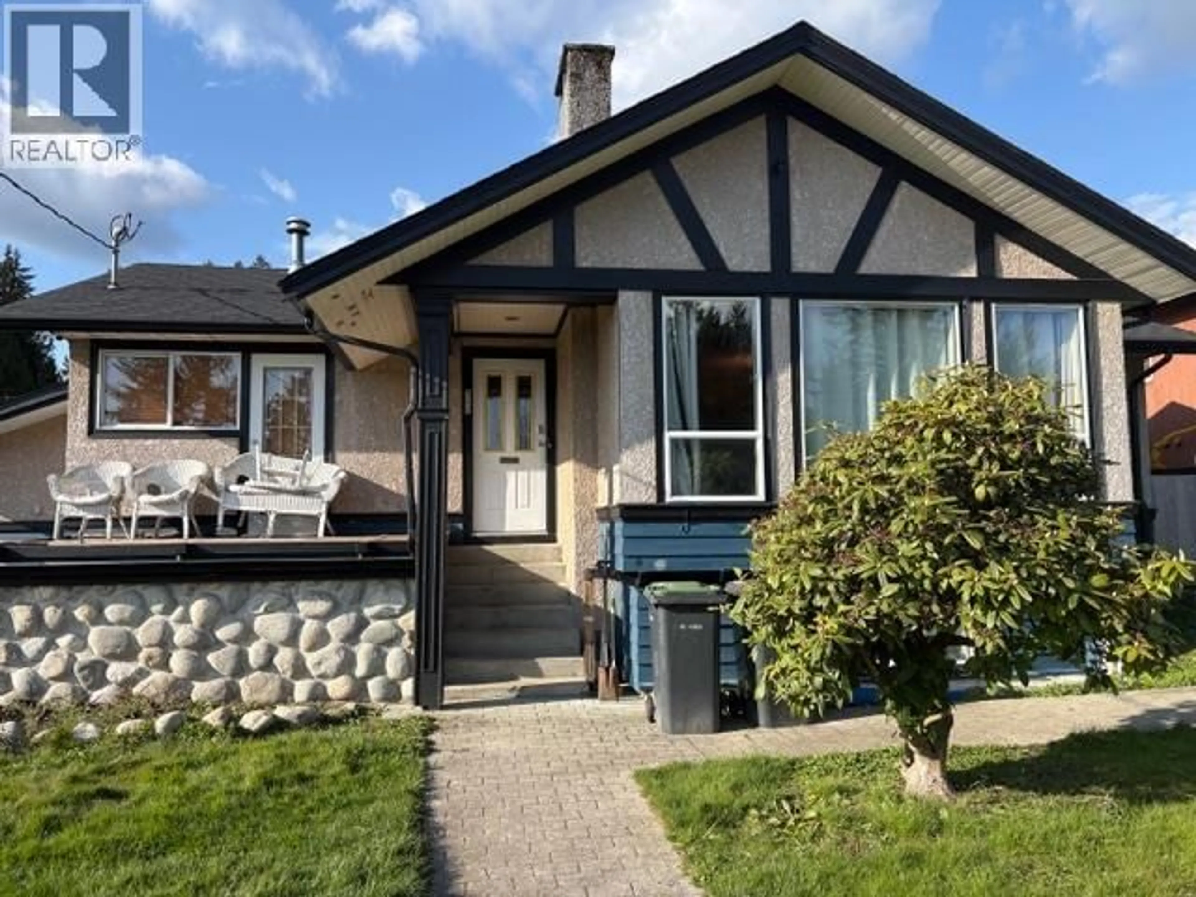 Home with vinyl exterior material, street for 360 SEAFORTH CRESCENT, Coquitlam British Columbia V3K2M4