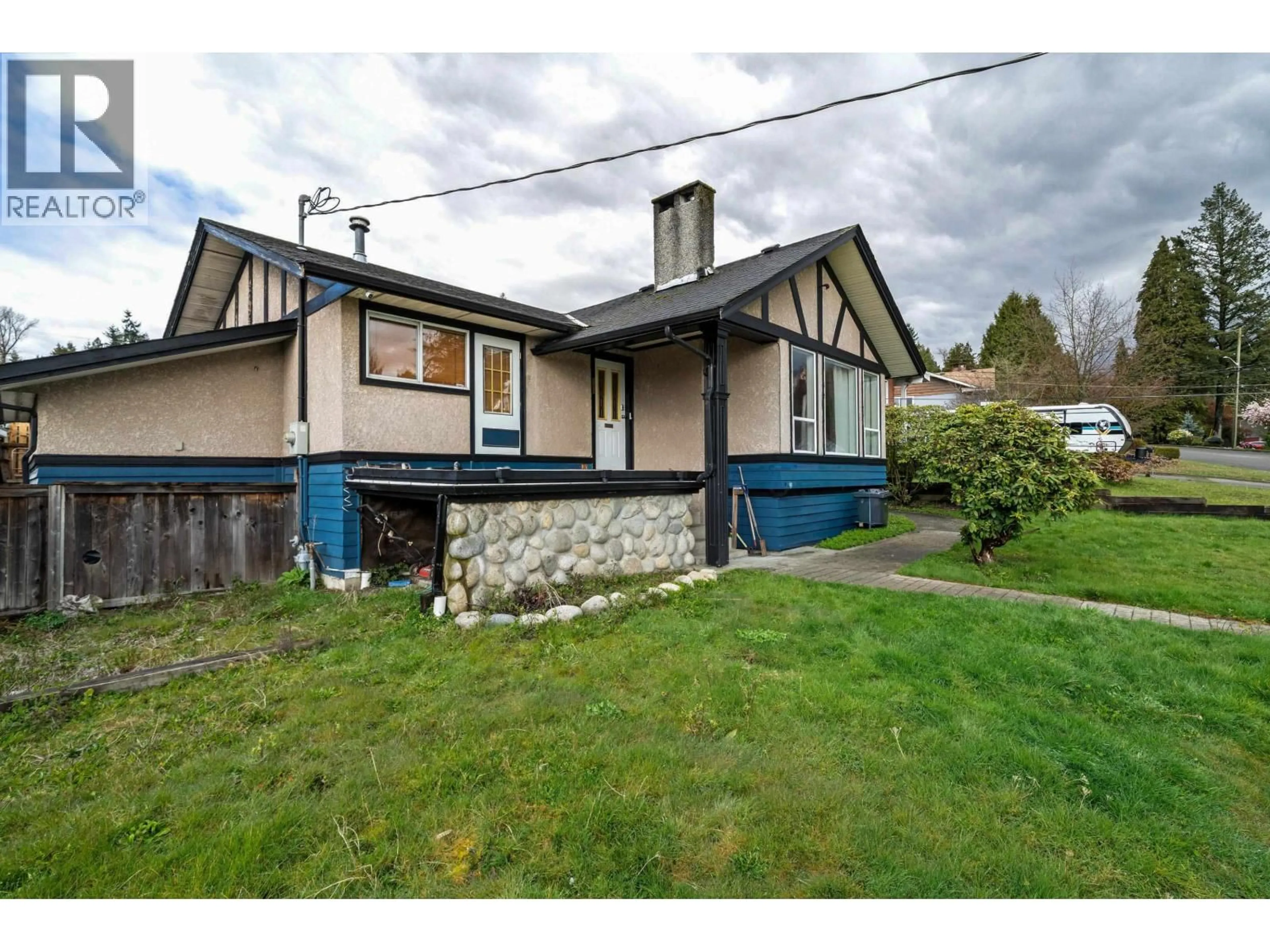 A pic from outside/outdoor area/front of a property/back of a property/a pic from drone, street for 360 SEAFORTH CRESCENT, Coquitlam British Columbia V3K2M4