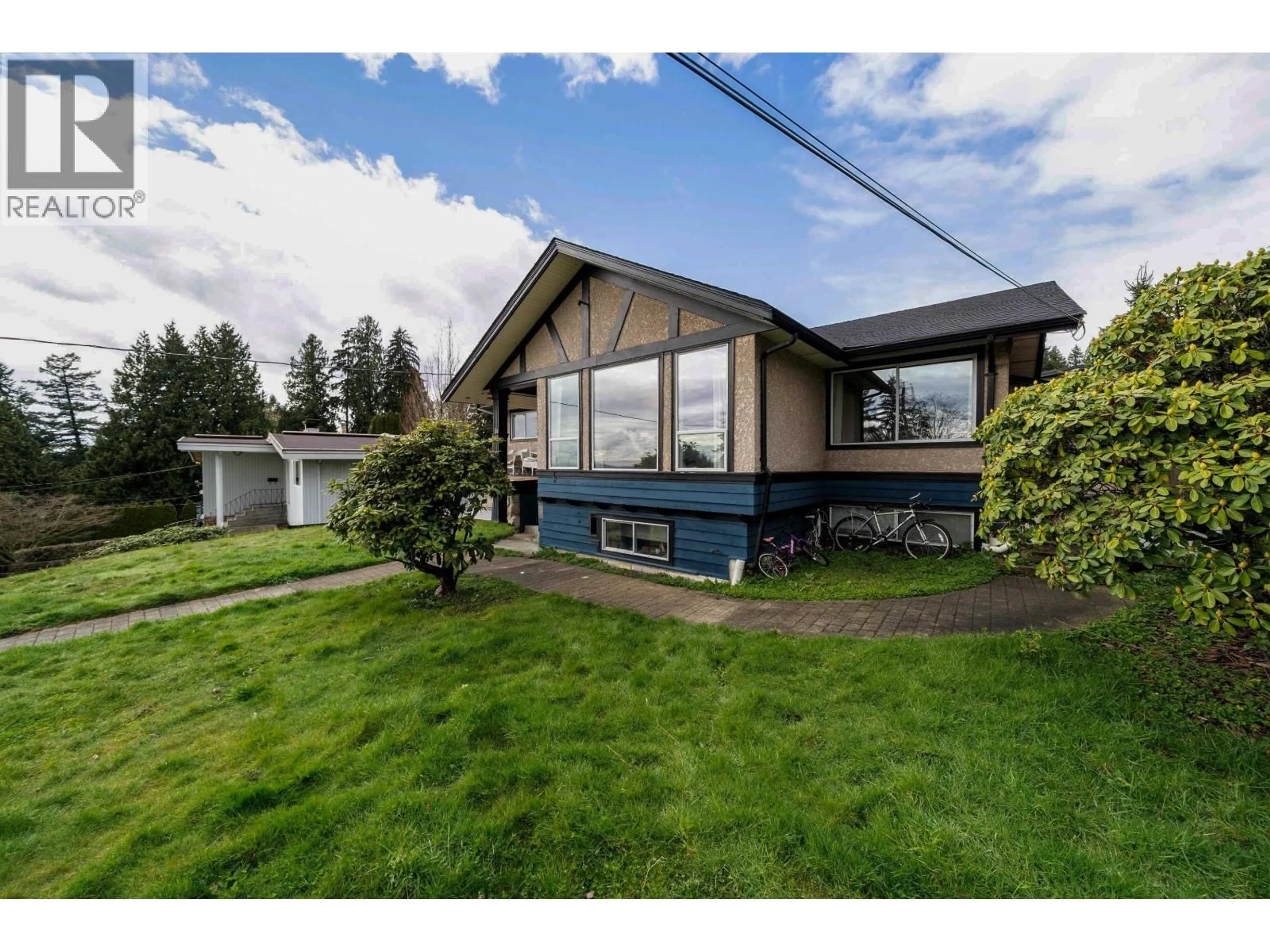Home with vinyl exterior material, street for 360 SEAFORTH CRESCENT, Coquitlam British Columbia V3K2M4