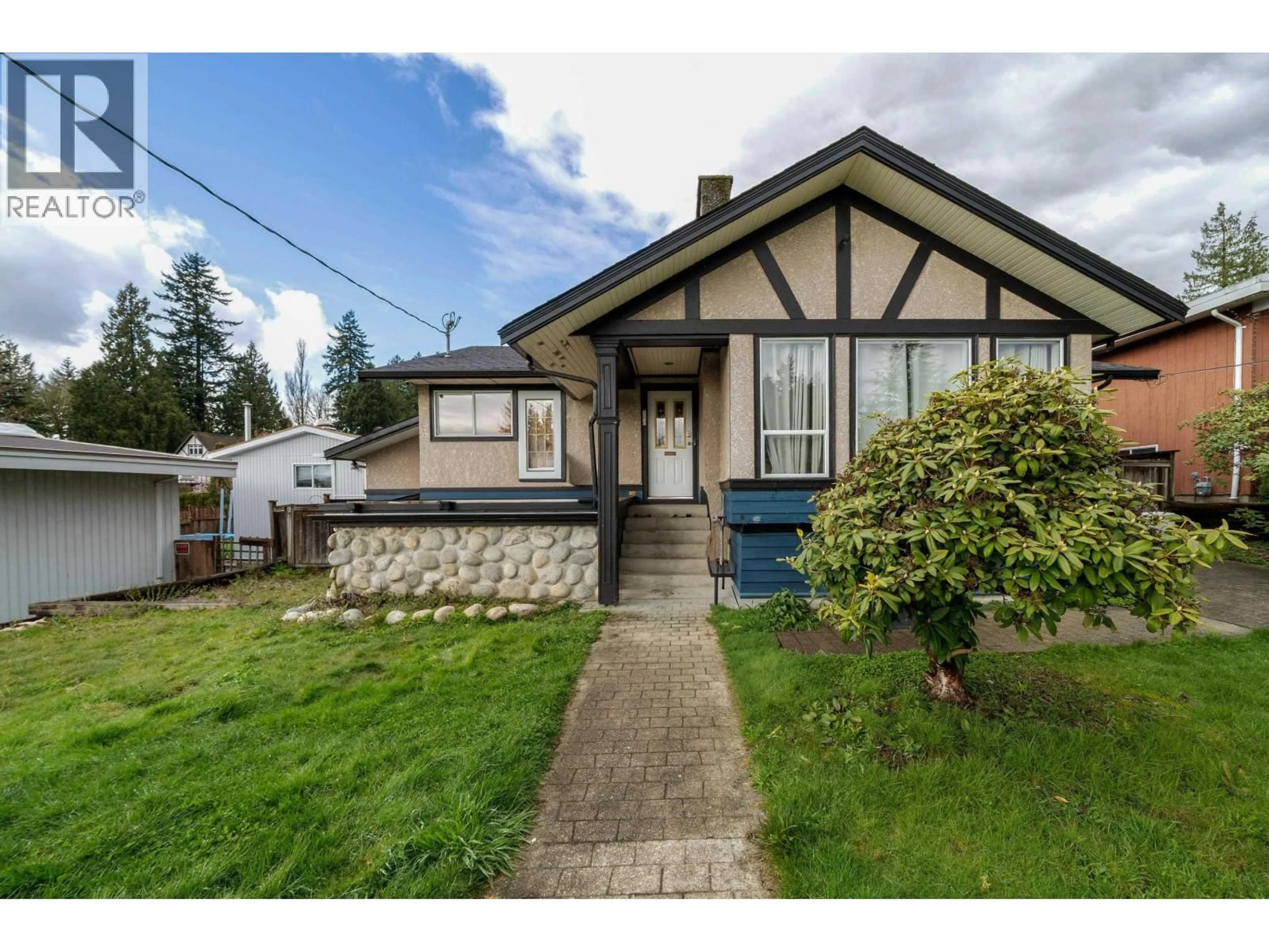 Home with vinyl exterior material, street for 360 SEAFORTH CRESCENT, Coquitlam British Columbia V3K2M4