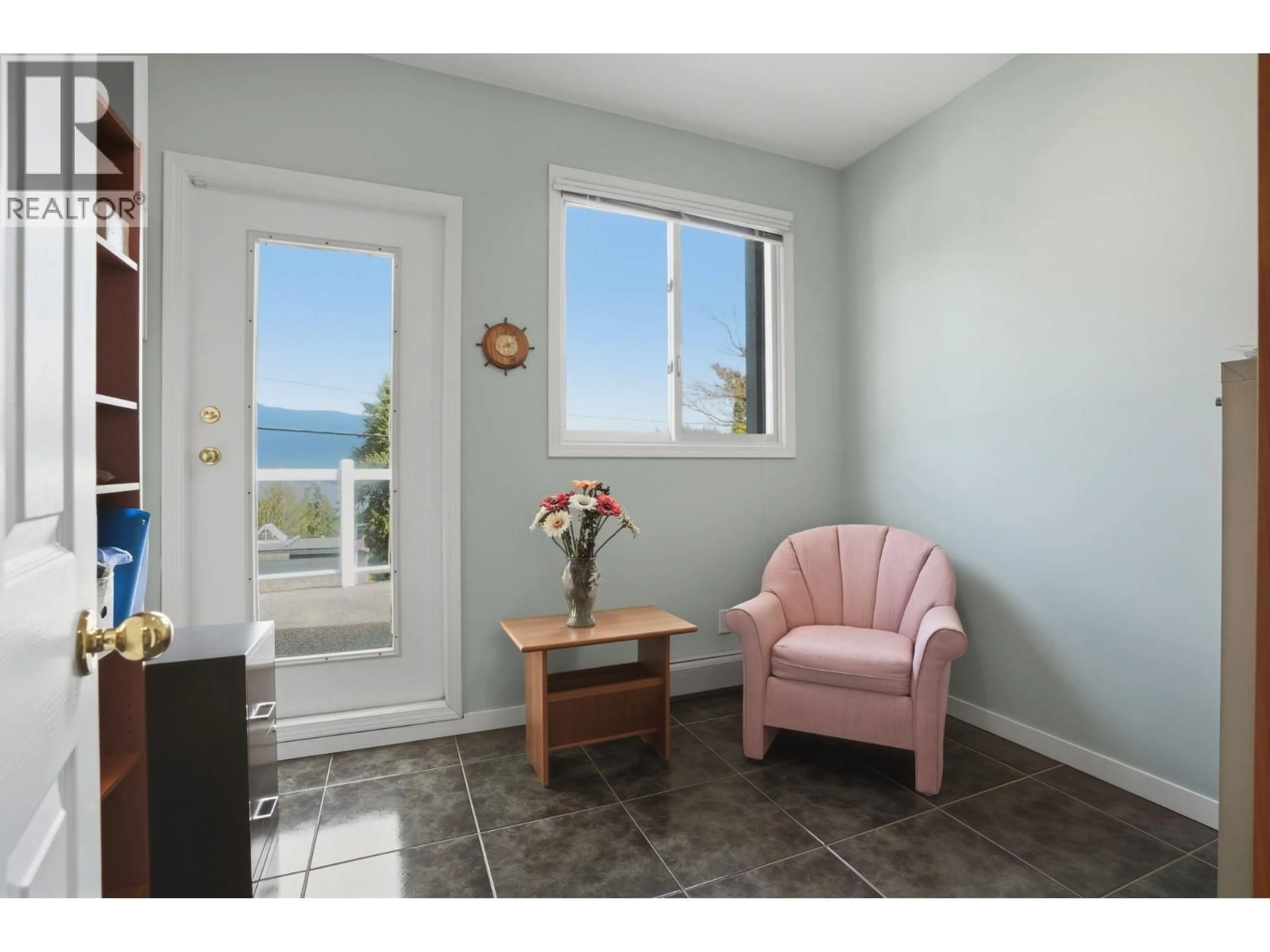 Indoor entryway for 2341 CALEDONIA AVENUE, North Vancouver British Columbia V7G1T8