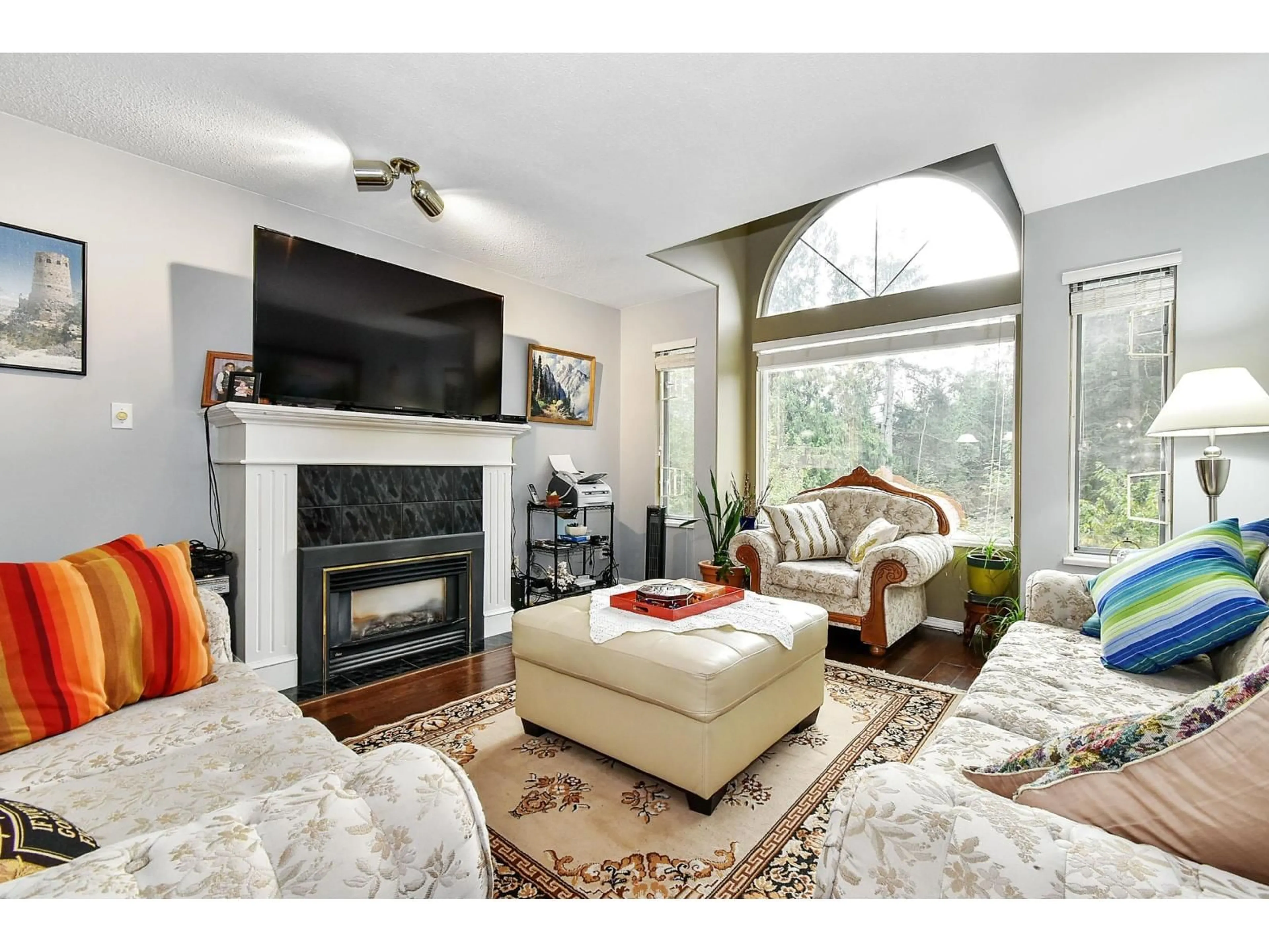 Living room with furniture, unknown for 8928 HAMMOND STREET, Mission British Columbia V2V6X8