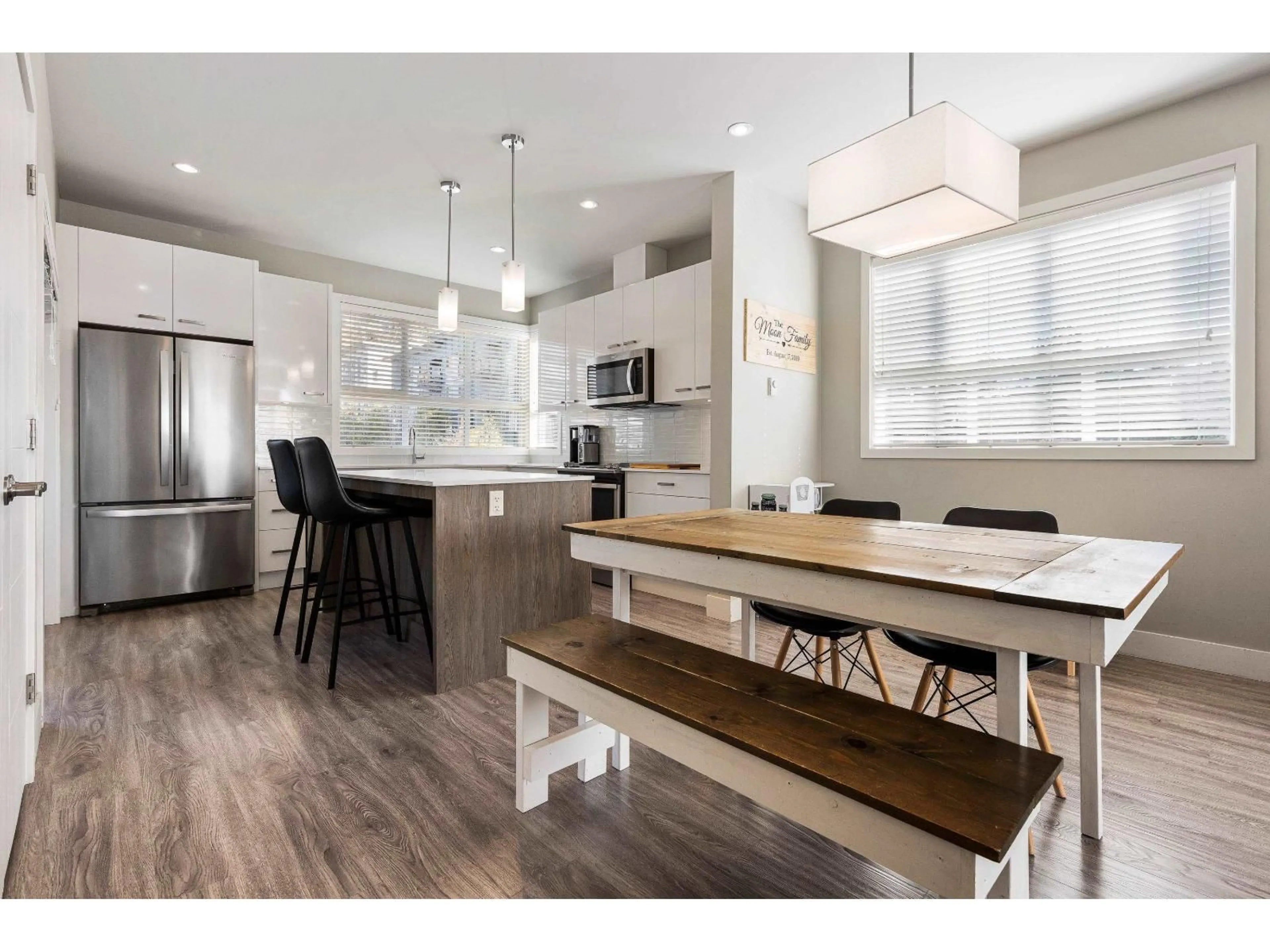 Open concept kitchen, wood/laminate floor for 18 - 1938 NORTH PARALLEL ROAD, Abbotsford British Columbia V3G0H1