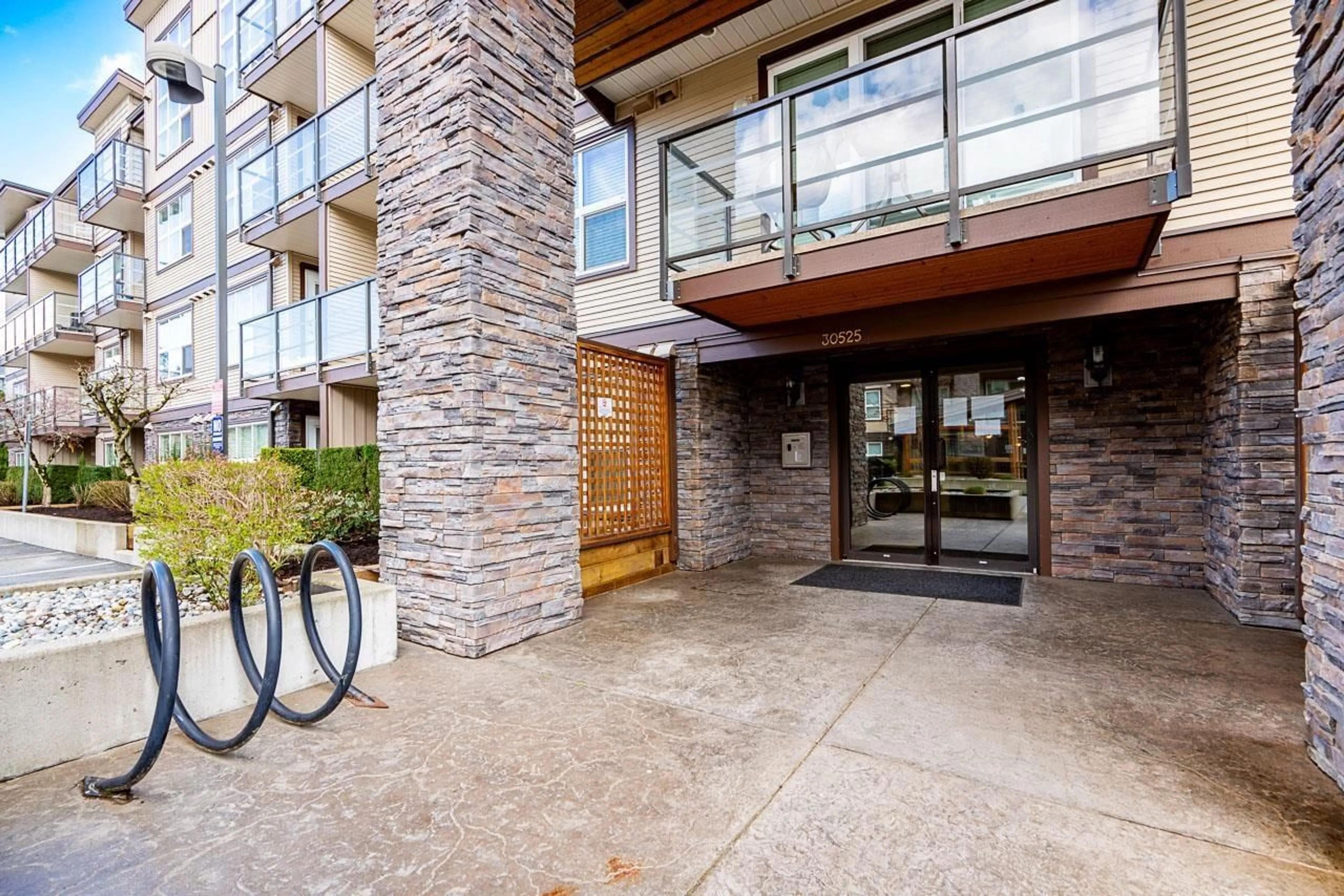 Indoor foyer for 321 - 30525 CARDINAL AVENUE, Abbotsford British Columbia V2T0A8