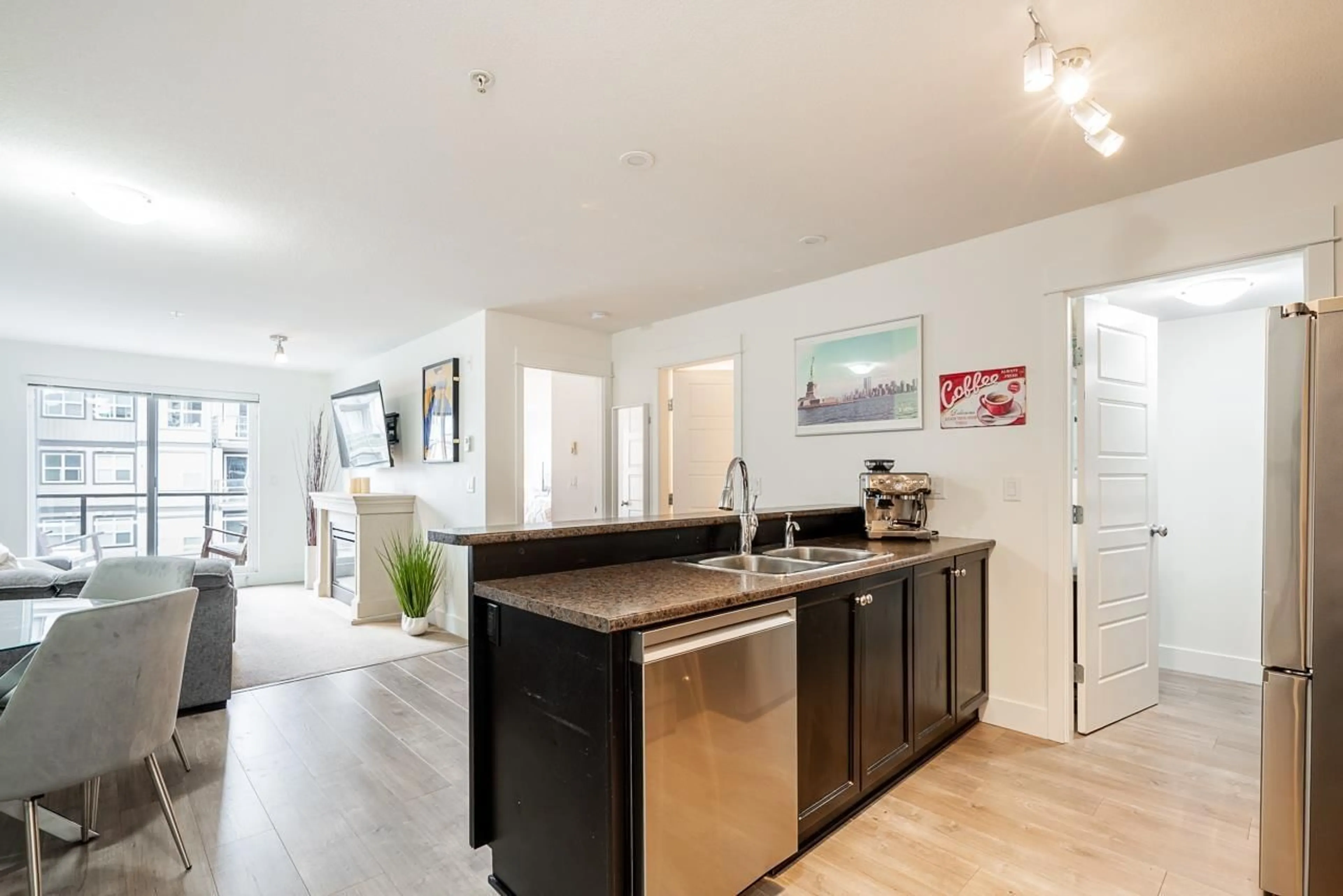 Open concept kitchen, unknown for 321 - 30525 CARDINAL AVENUE, Abbotsford British Columbia V2T0A8