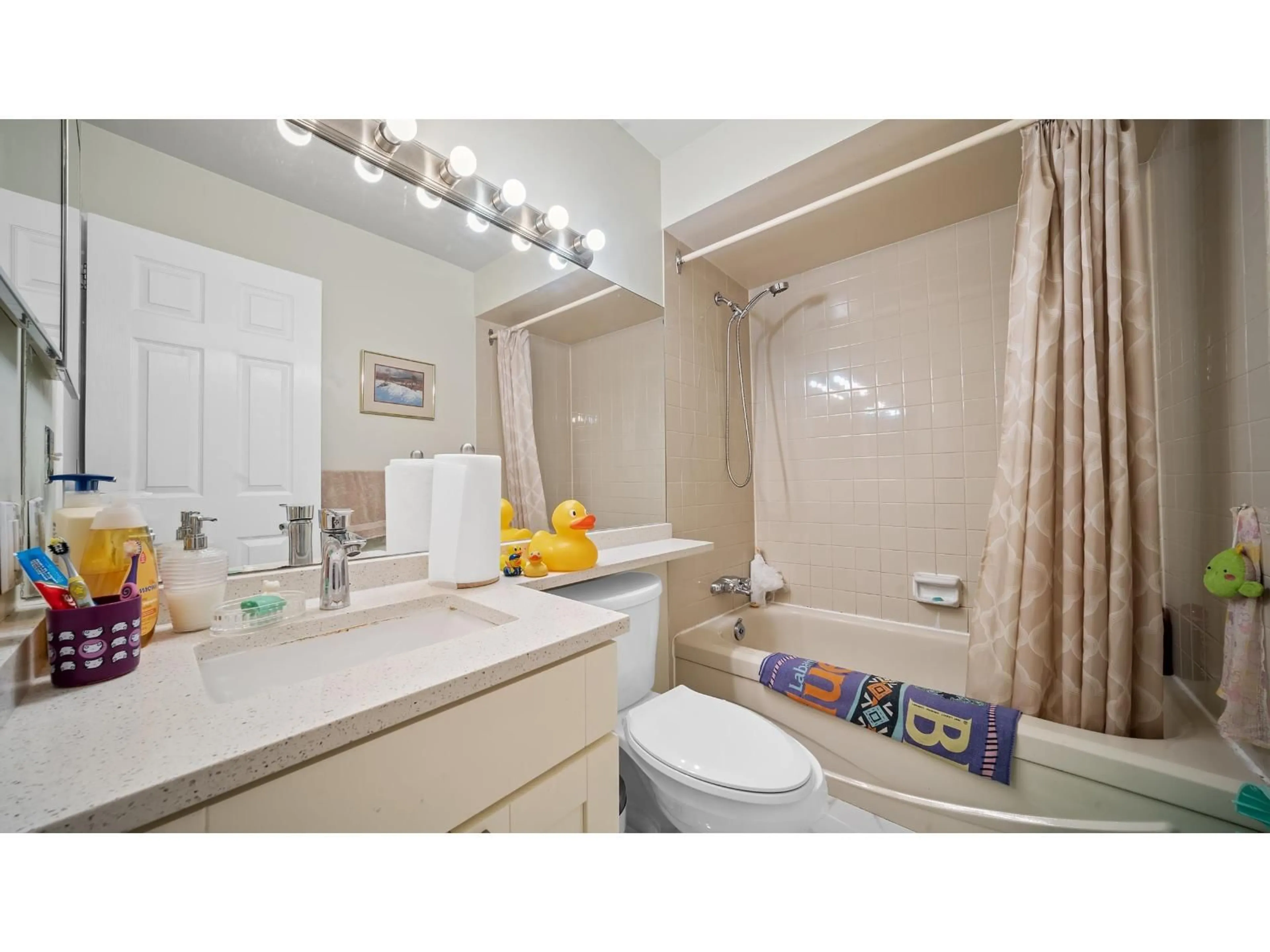 Standard bathroom, ceramic/tile floor for 1314 - 10620 150 STREET, Surrey British Columbia V3R7S1