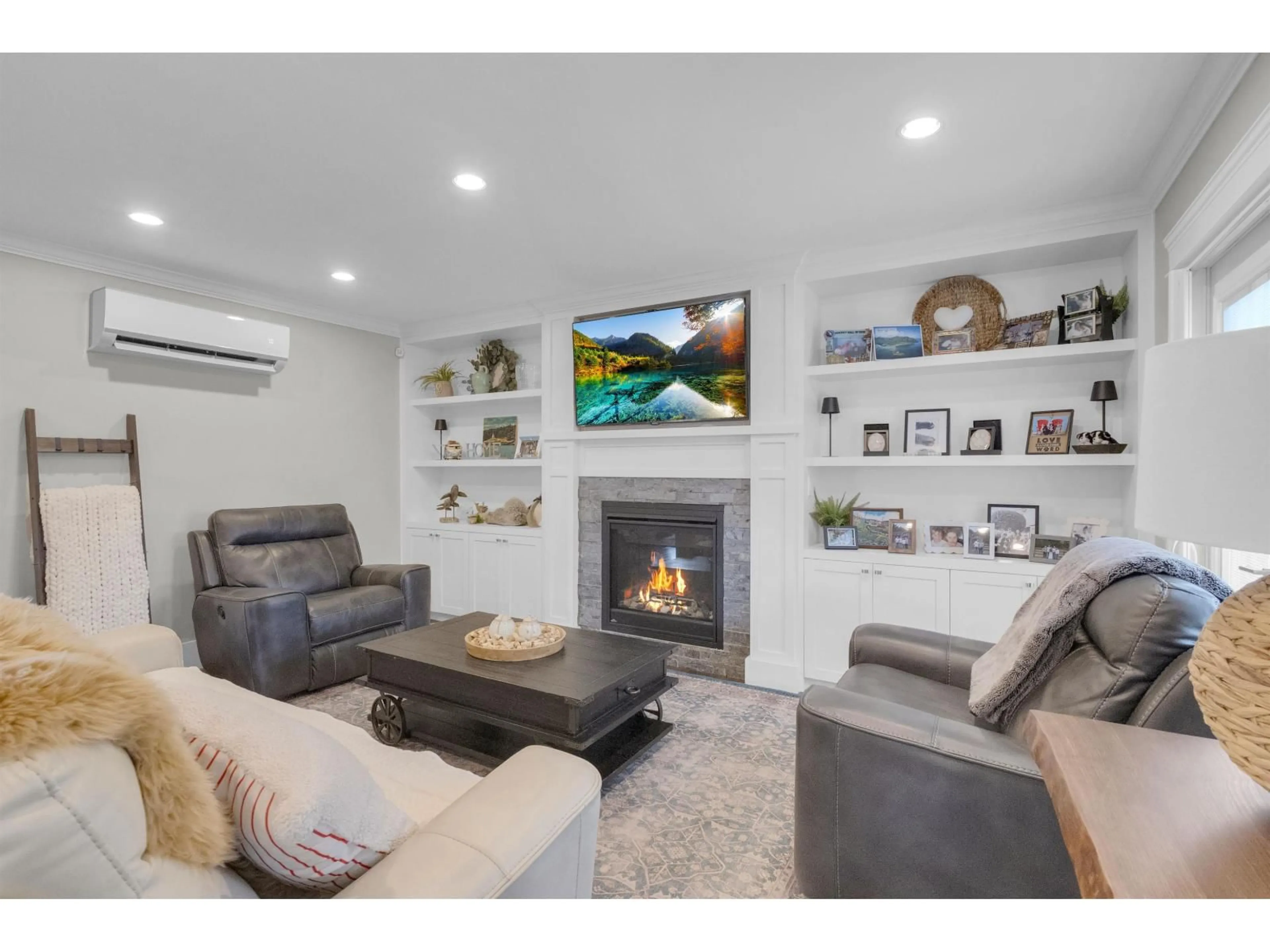 Living room with furniture, unknown for 8168 132A STREET, Surrey British Columbia V3W8Y6