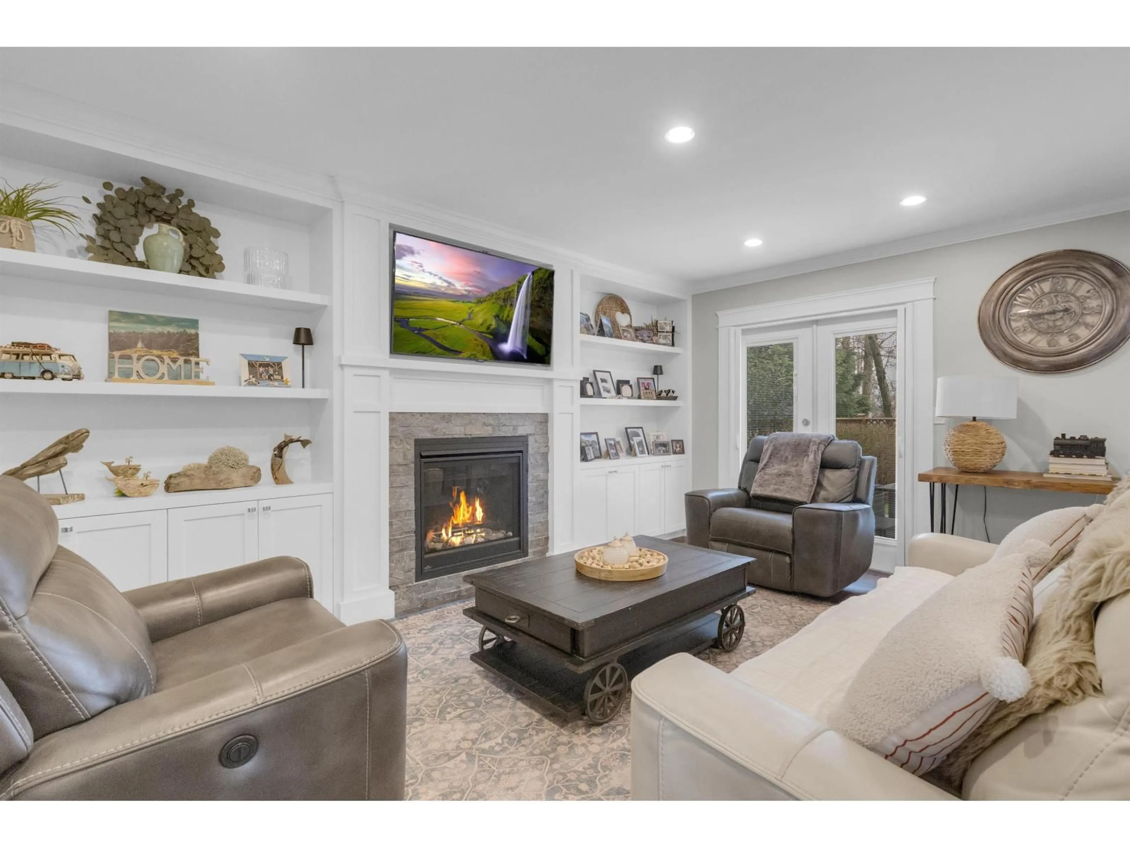 Living room with furniture, unknown for 8168 132A STREET, Surrey British Columbia V3W8Y6