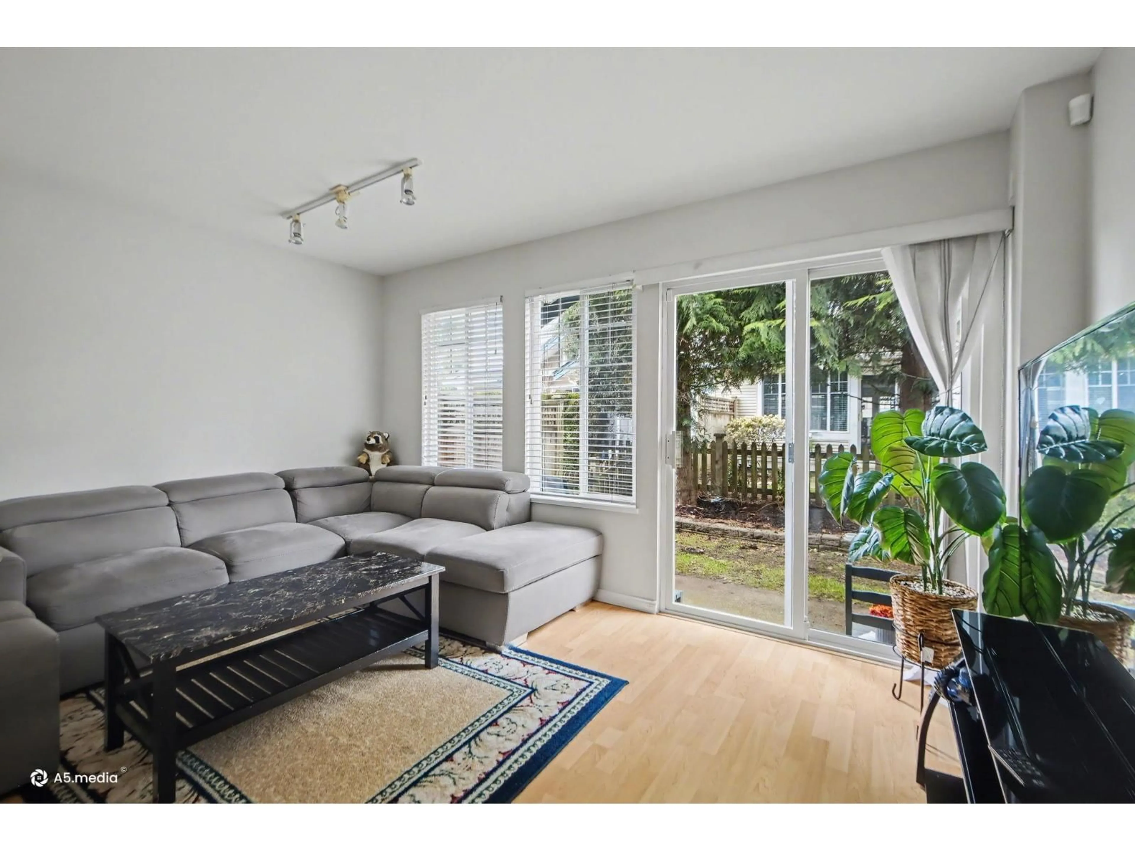 Living room with furniture, wood/laminate floor for 13 - 6533 121 STREET, Surrey British Columbia V3W1M5