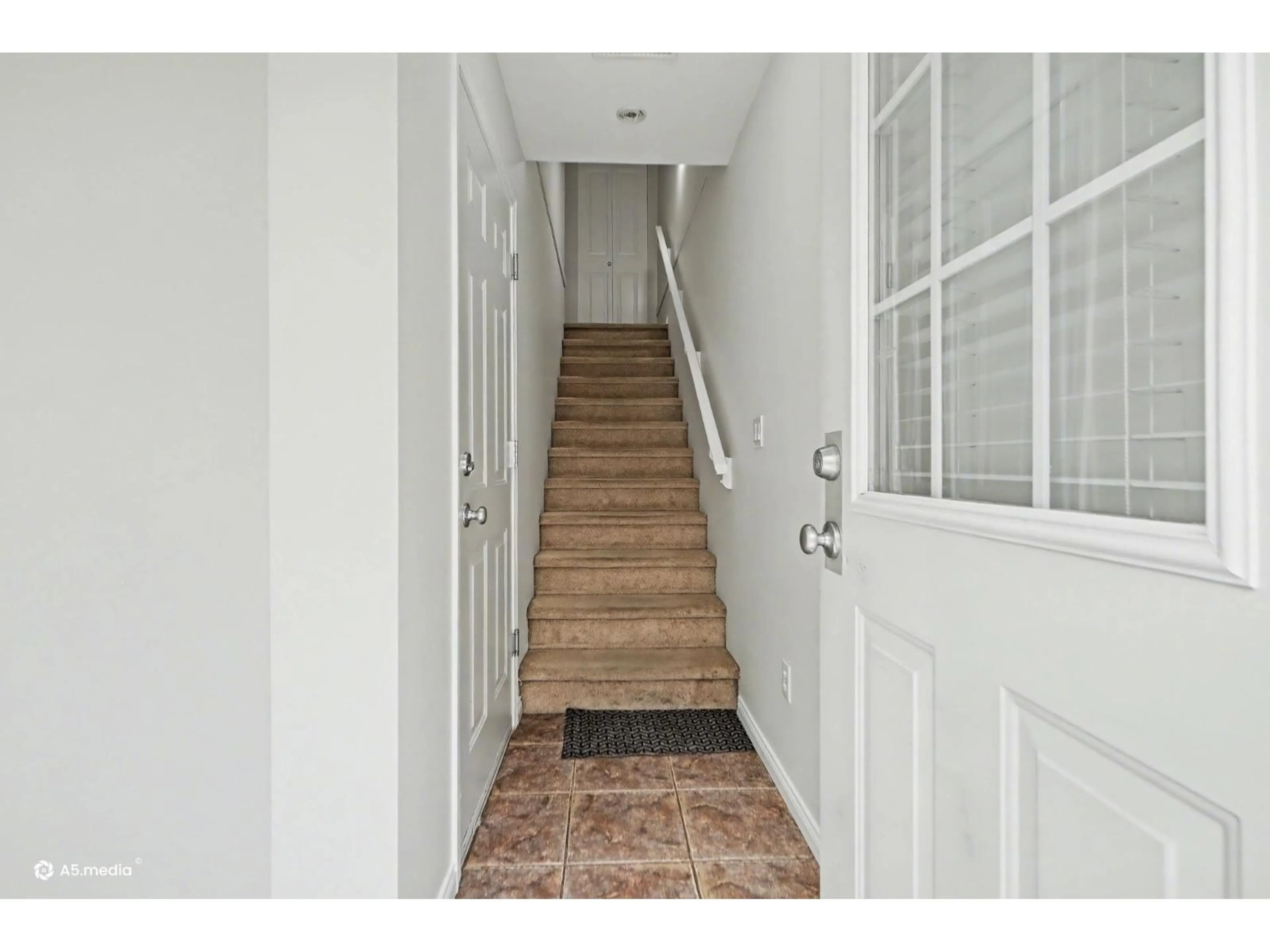 Indoor entryway for 13 - 6533 121 STREET, Surrey British Columbia V3W1M5