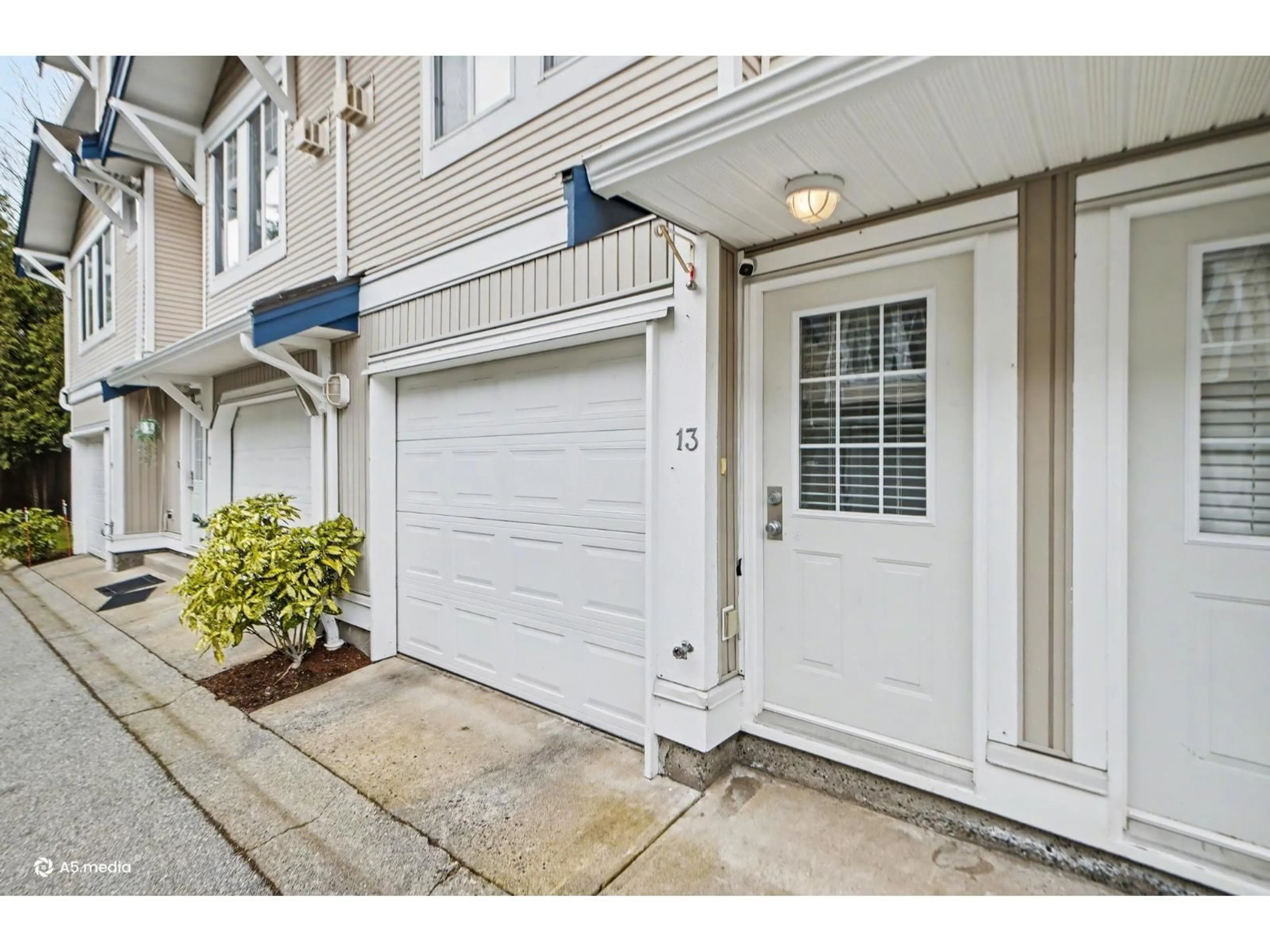 Indoor entryway for 13 - 6533 121 STREET, Surrey British Columbia V3W1M5