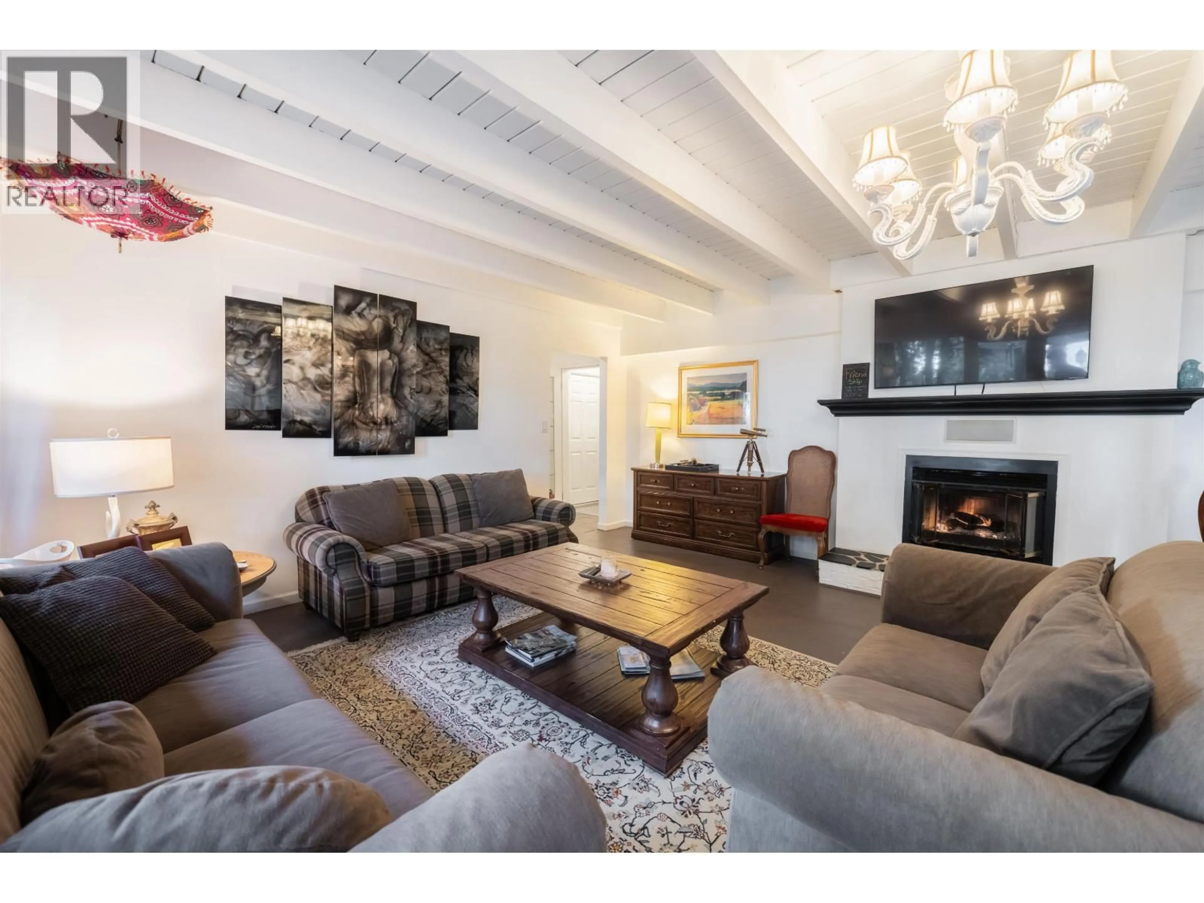 Living room with furniture, wood/laminate floor for 1372 OTTAWA AVENUE, West Vancouver British Columbia V7T2H5