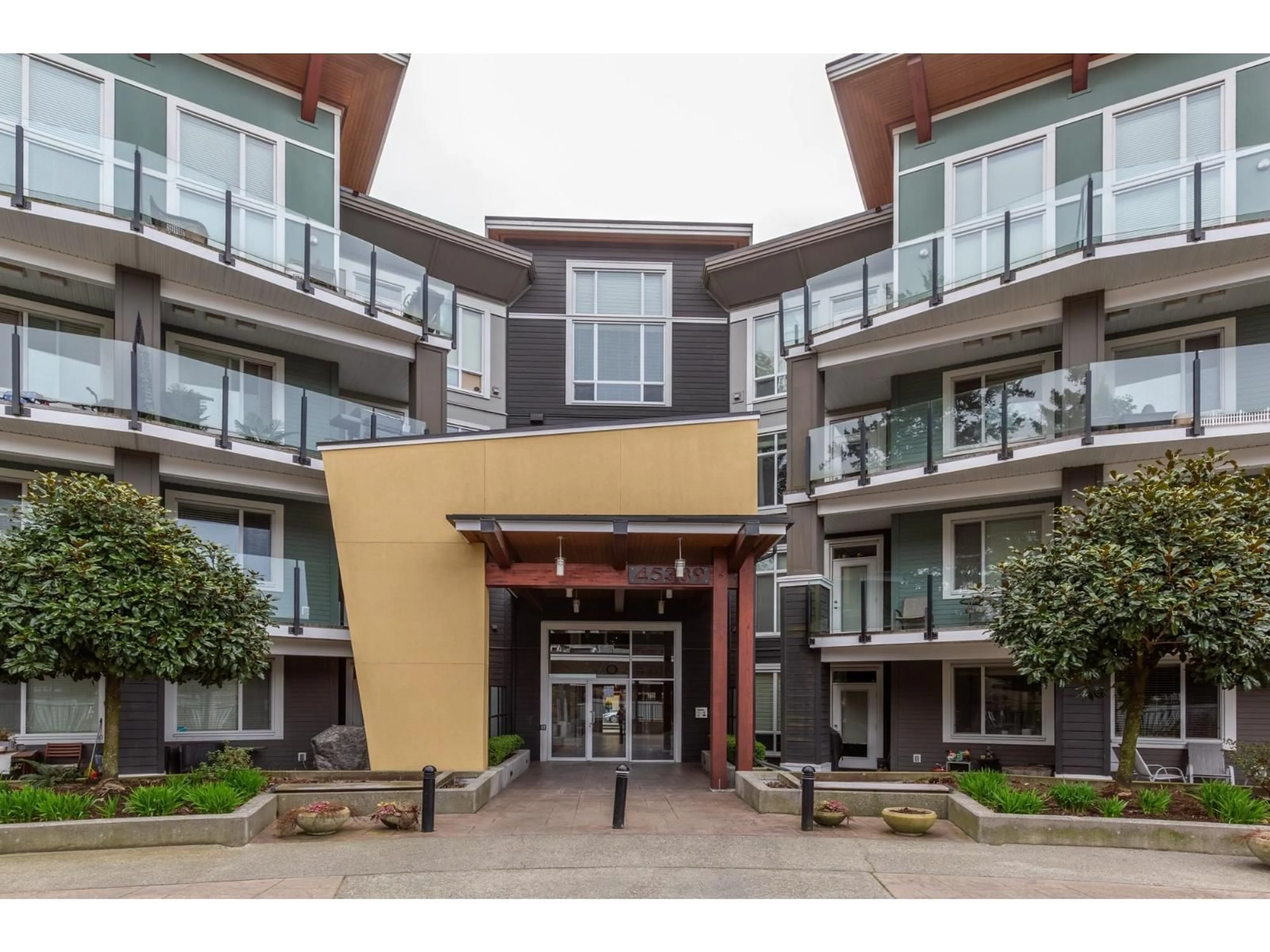 Indoor foyer for 202 - 45389 CHEHALIS DRIVE, Chilliwack British Columbia V2R0T9