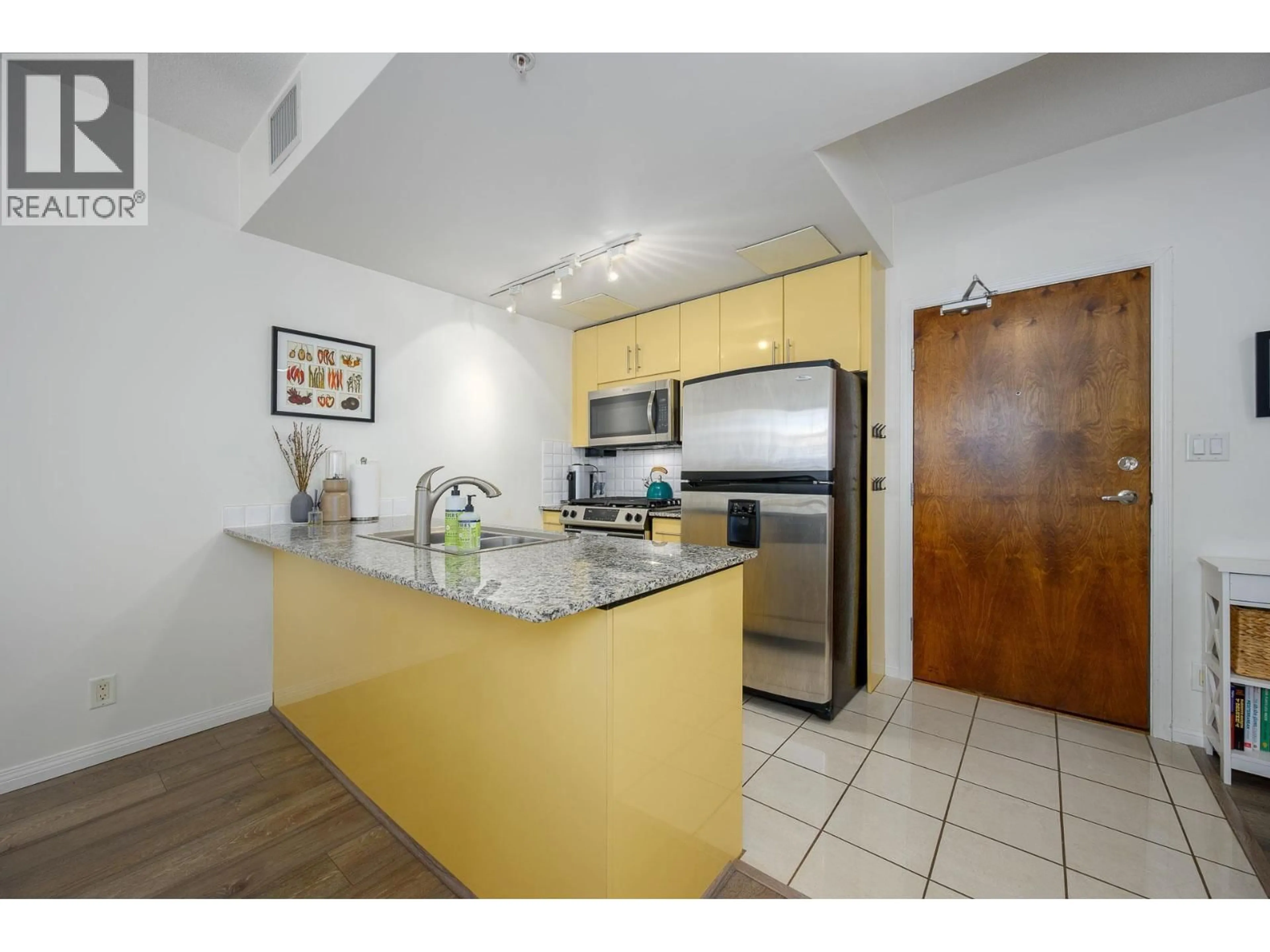 Standard kitchen, unknown for 405 - 168 ESPLANADE, North Vancouver British Columbia V7L4X8