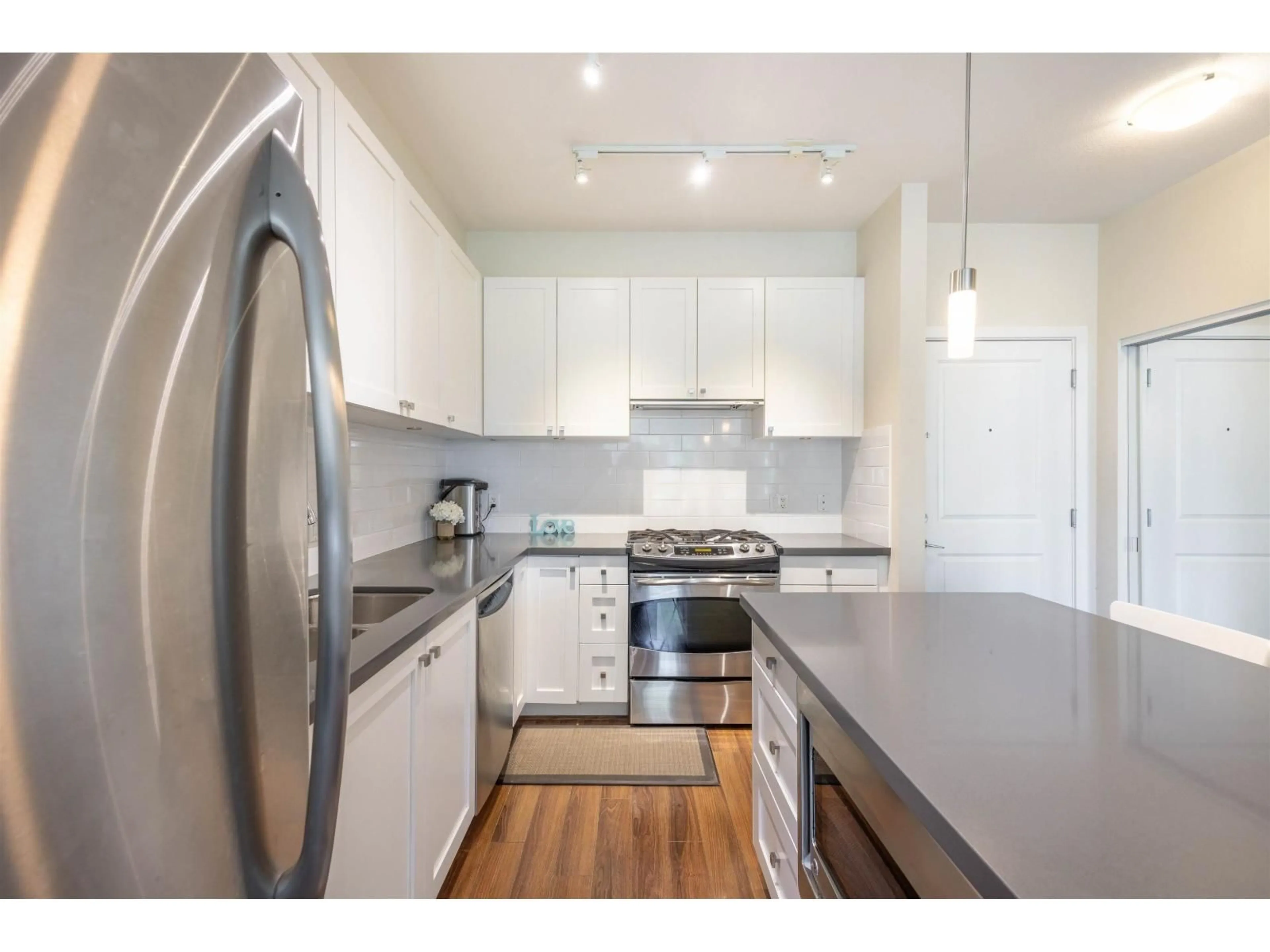 Open concept kitchen, wood/laminate floor for 305 - 15850 26 AVENUE AVENUE, Surrey British Columbia V3Z2N6