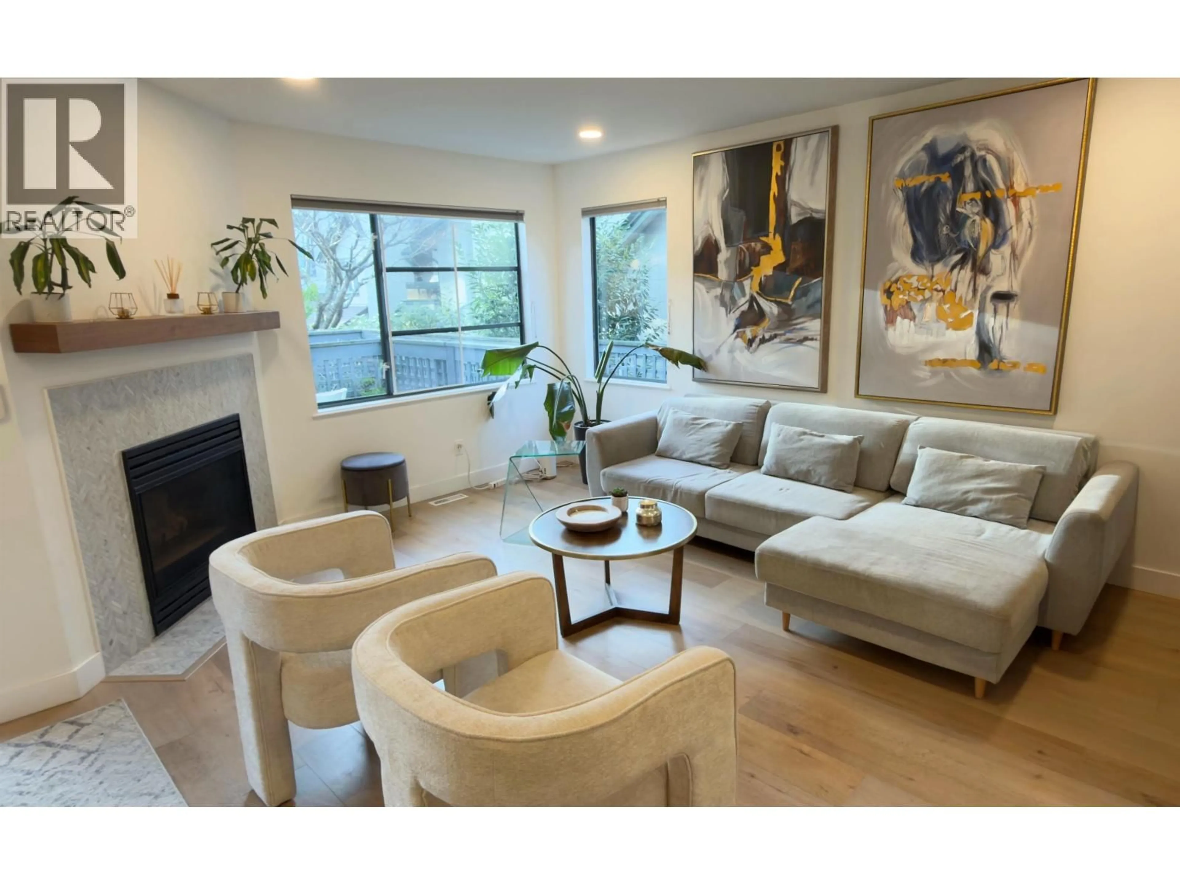 Living room with furniture, wood/laminate floor for 10 - 2118 EASTERN AVENUE, North Vancouver British Columbia V7L3G3