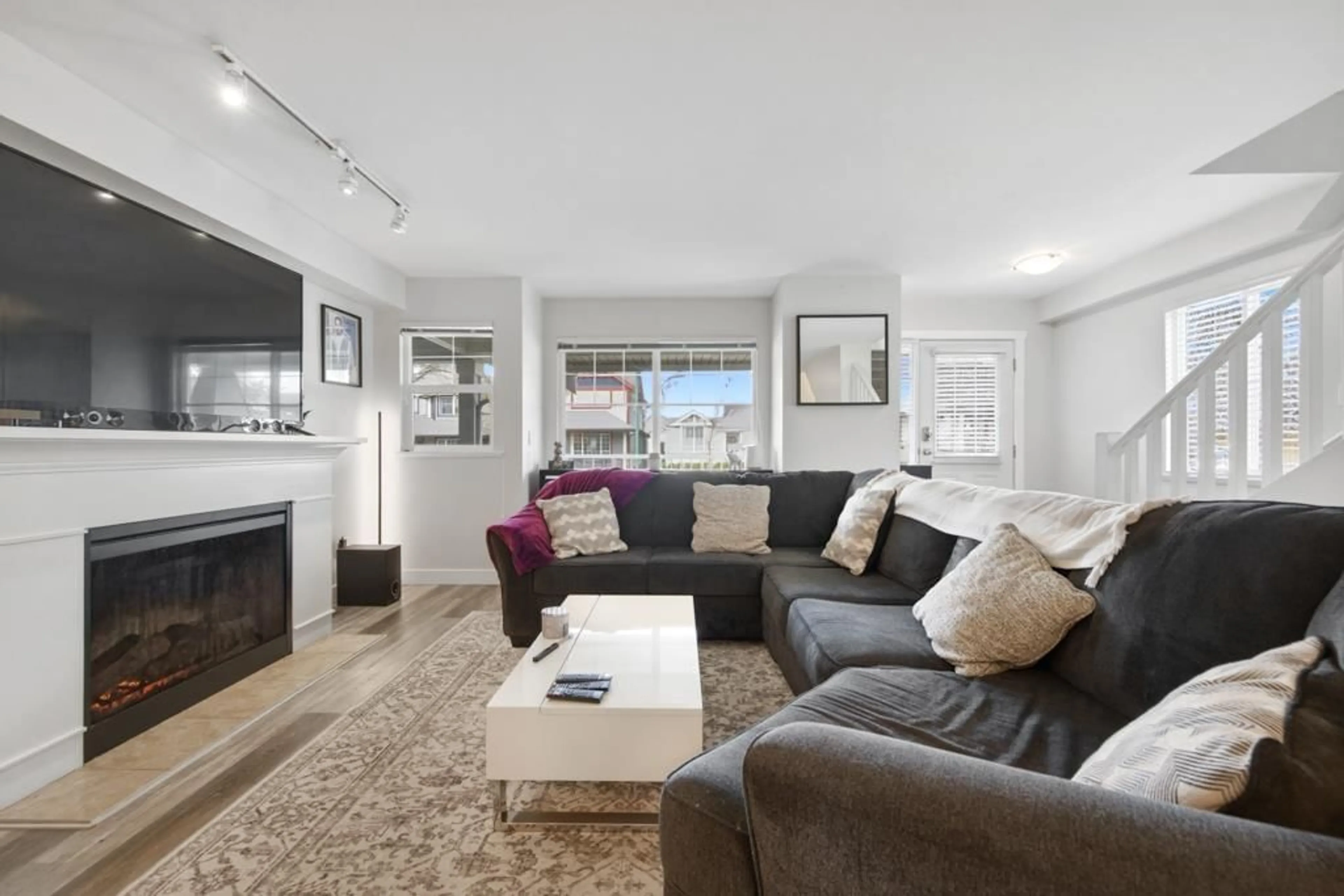 Living room with furniture, unknown for 8 - 6568 193B STREET, Surrey British Columbia V4N5S2