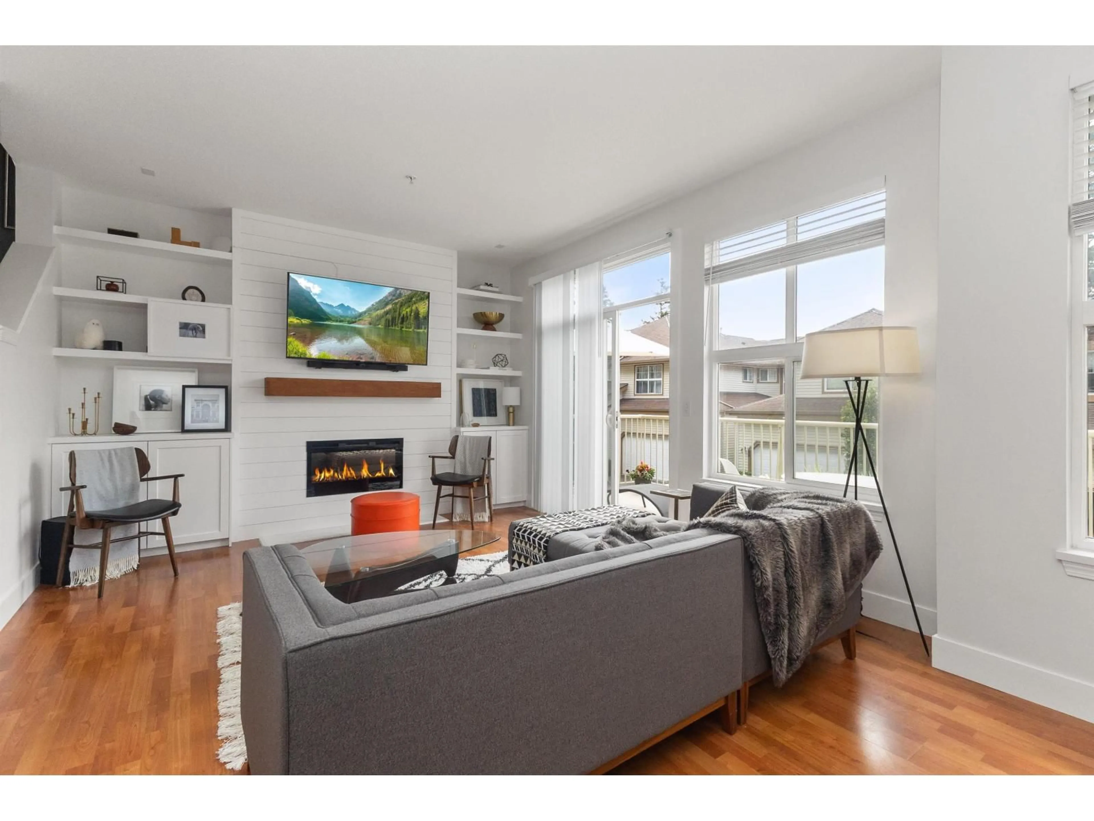 Living room with furniture, wood/laminate floor for 89 - 35287 OLD YALE ROAD, Abbotsford British Columbia V3H8H5