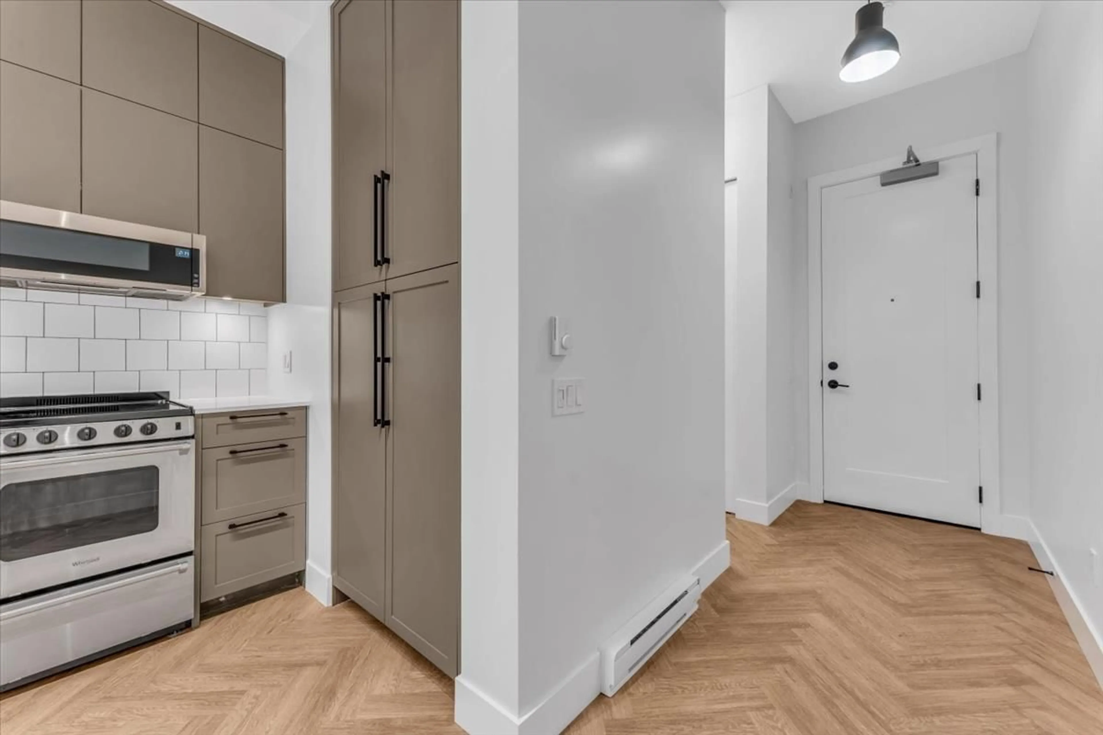 Indoor entryway for 112 - 13929 105 BOULEVARD, Surrey British Columbia V3T0R5