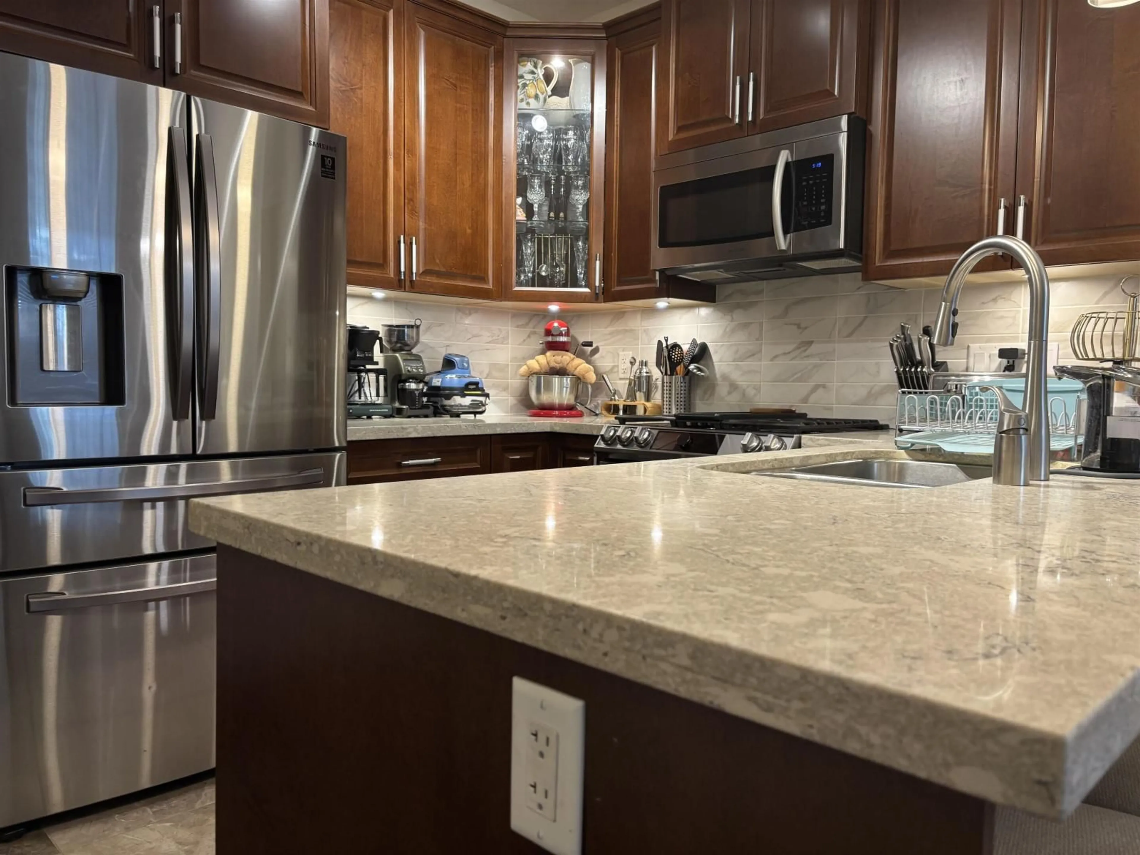 Open concept kitchen, ceramic/tile floor for 505 - 3535 146A STREET, Surrey British Columbia V4P0H2