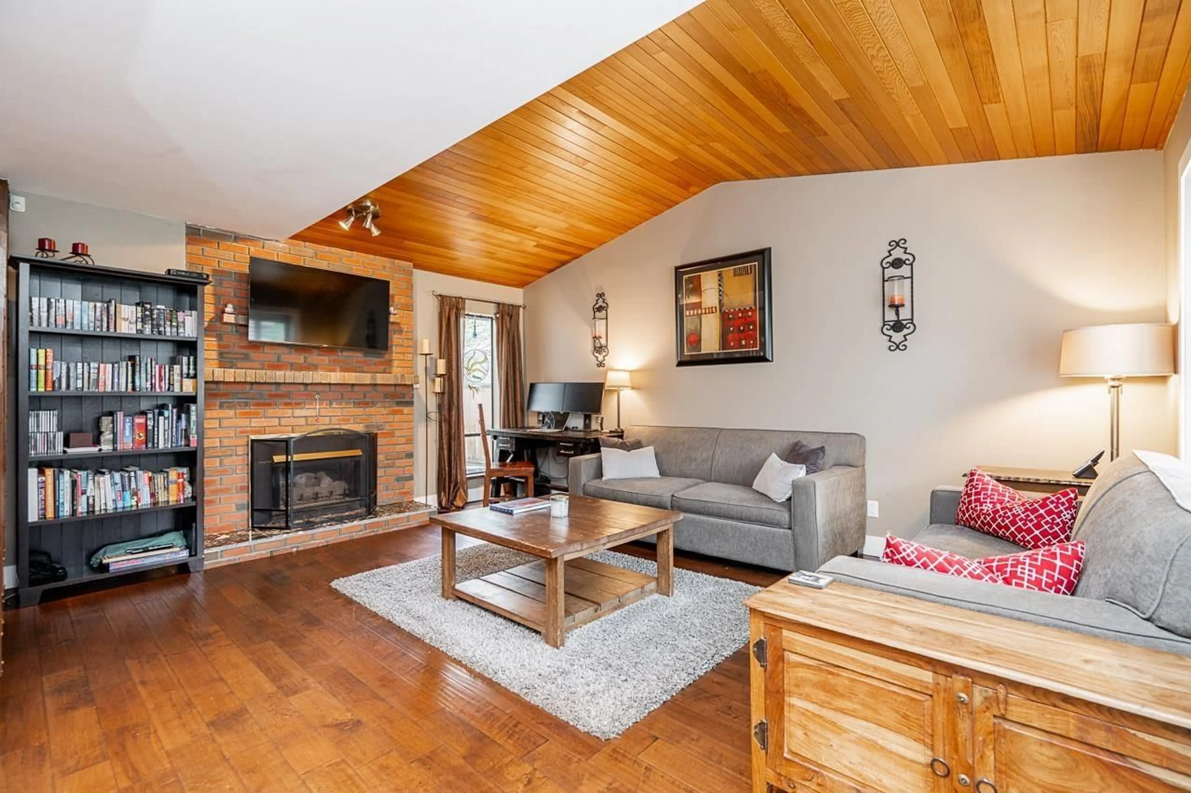 Living room with furniture, wood/laminate floor for 11826 ALDERWOOD CRESCENT, Delta British Columbia V4E3G1
