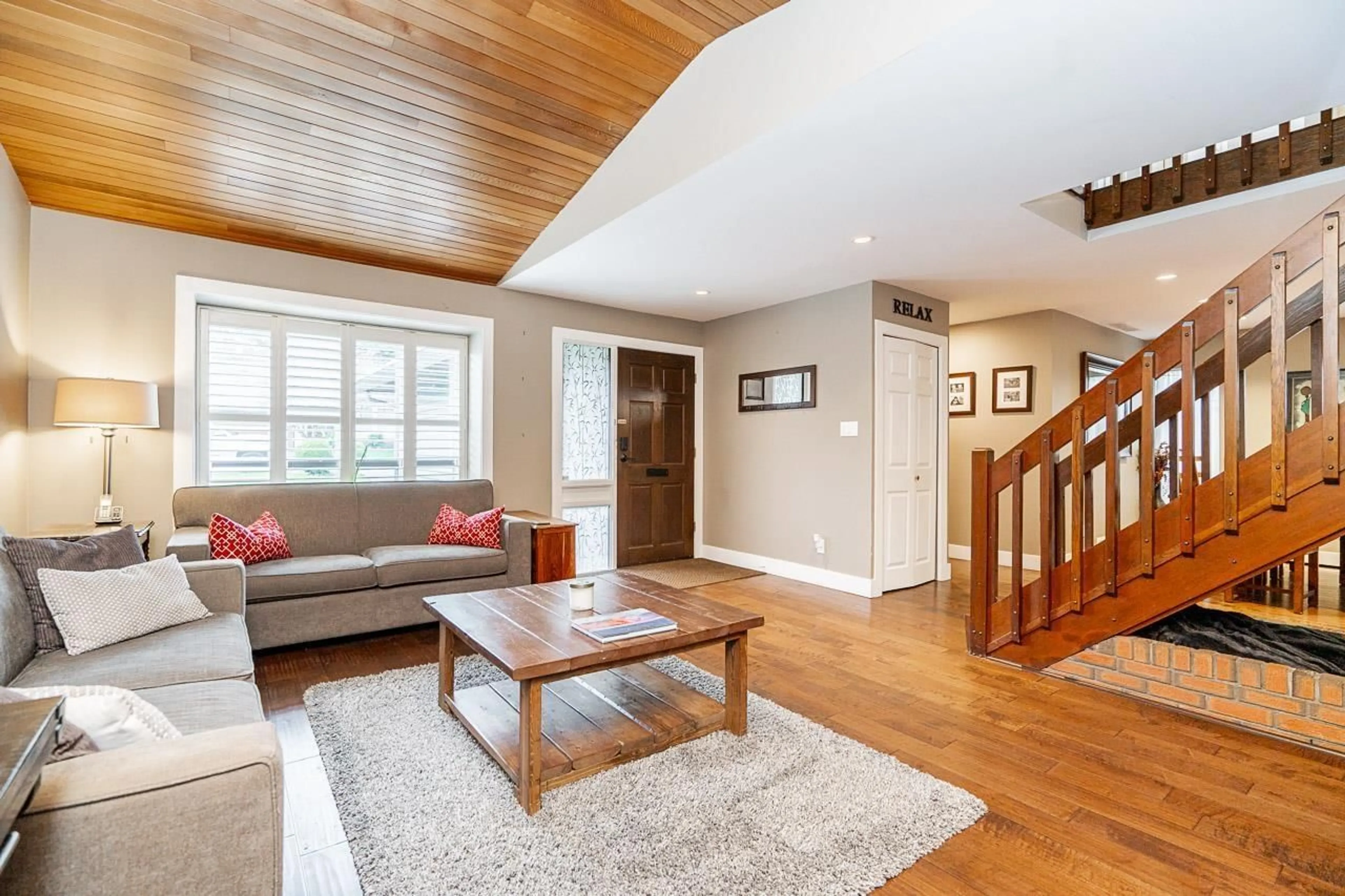 Living room with furniture, wood/laminate floor for 11826 ALDERWOOD CRESCENT, Delta British Columbia V4E3G1