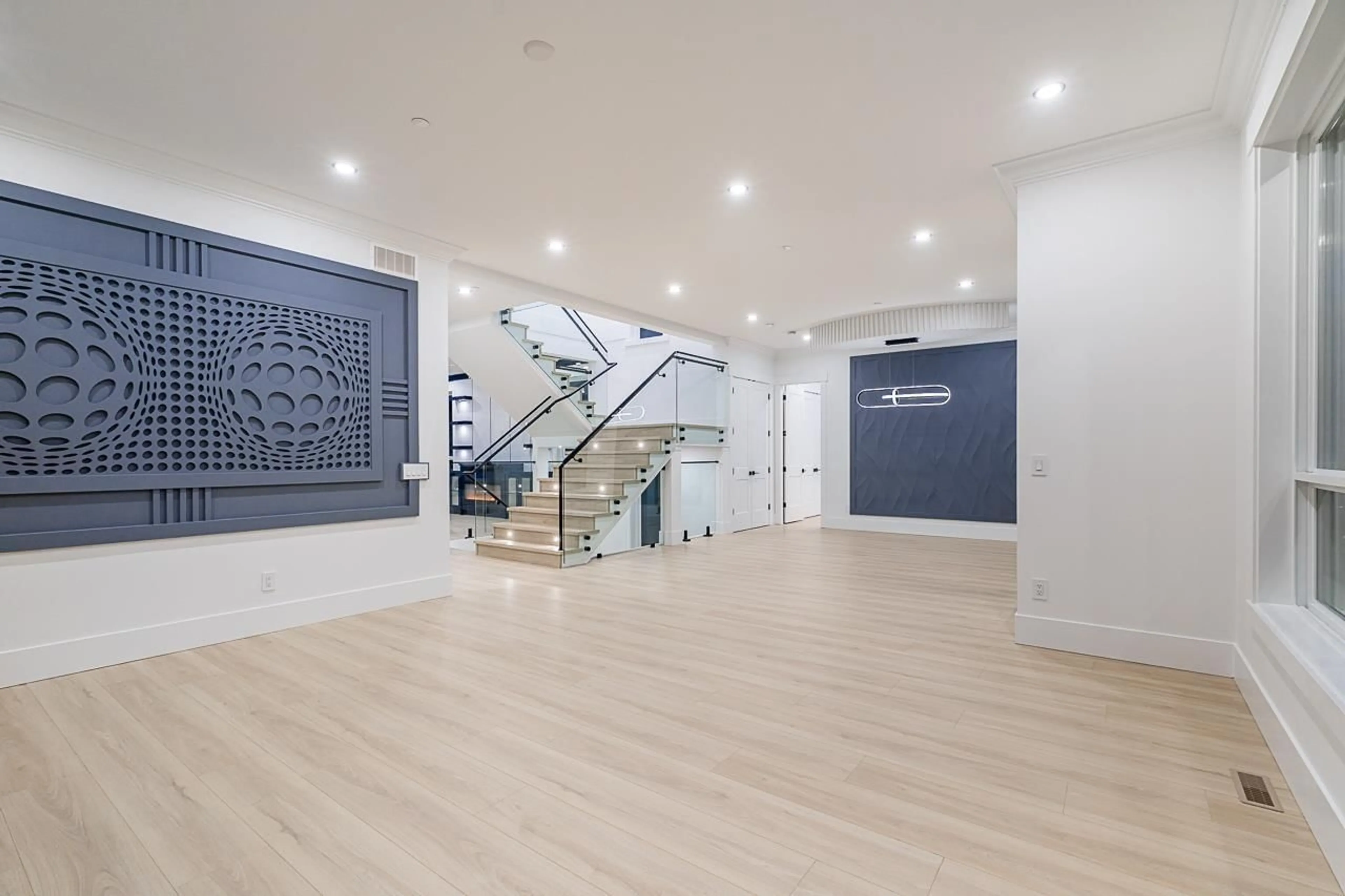 Indoor foyer for 51102 FARMERS WAY, Chilliwack British Columbia V4Z0E4