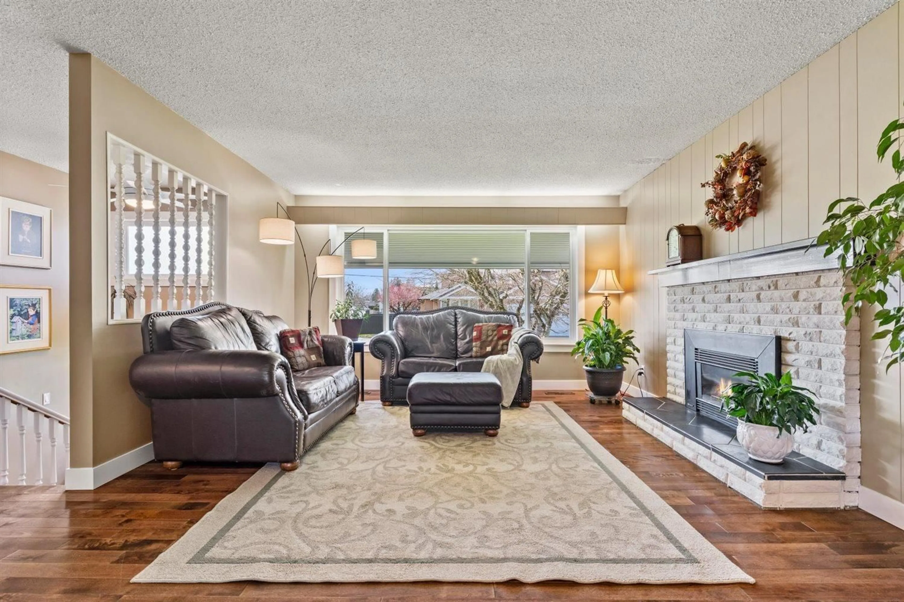 Living room with furniture, unknown for 10006 KILLARNEY DRIVE, Chilliwack British Columbia V2P5P4