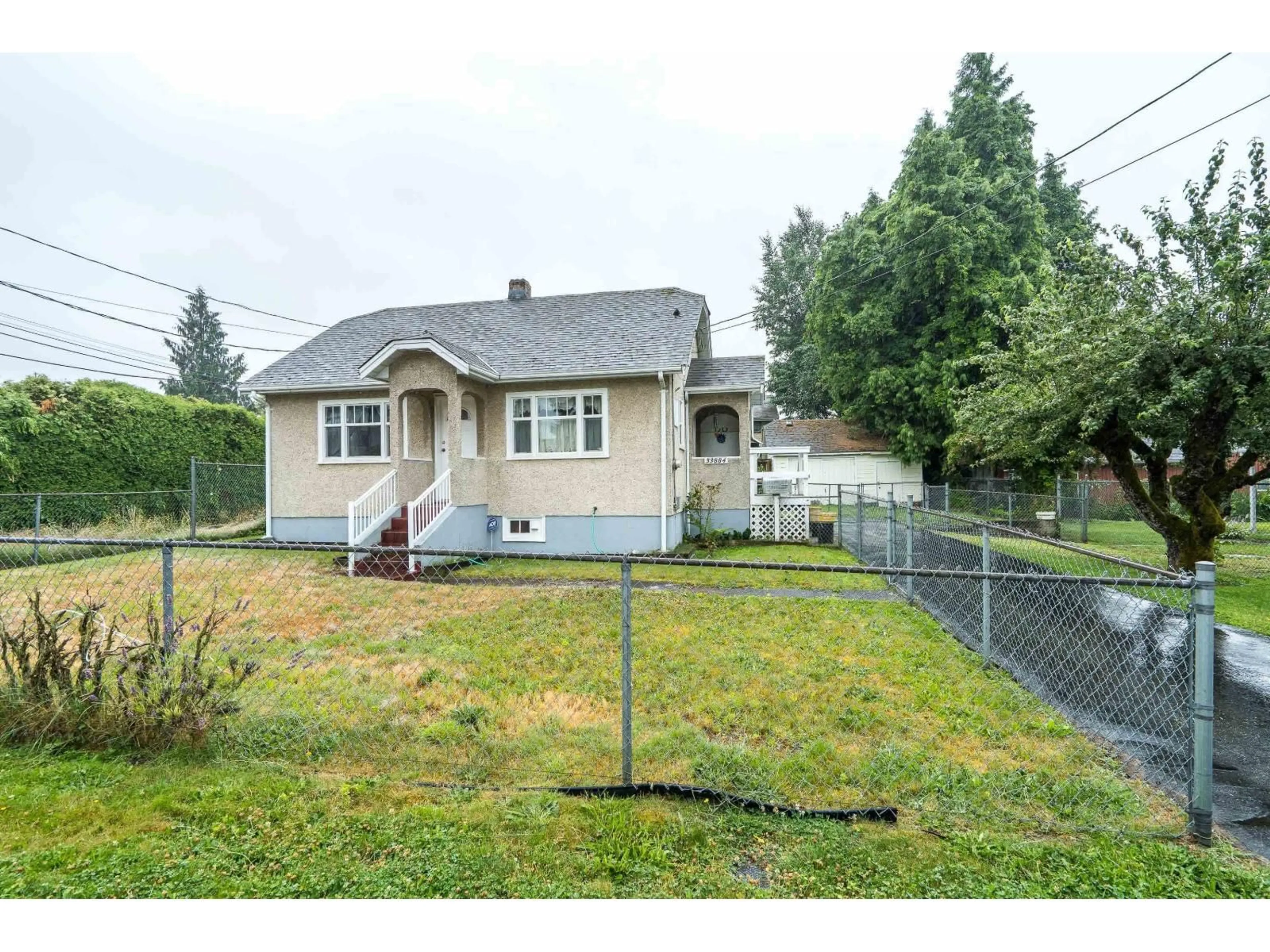 A pic from outside/outdoor area/front of a property/back of a property/a pic from drone, street for 33884 MAYFAIR AVENUE, Abbotsford British Columbia V2S1R2