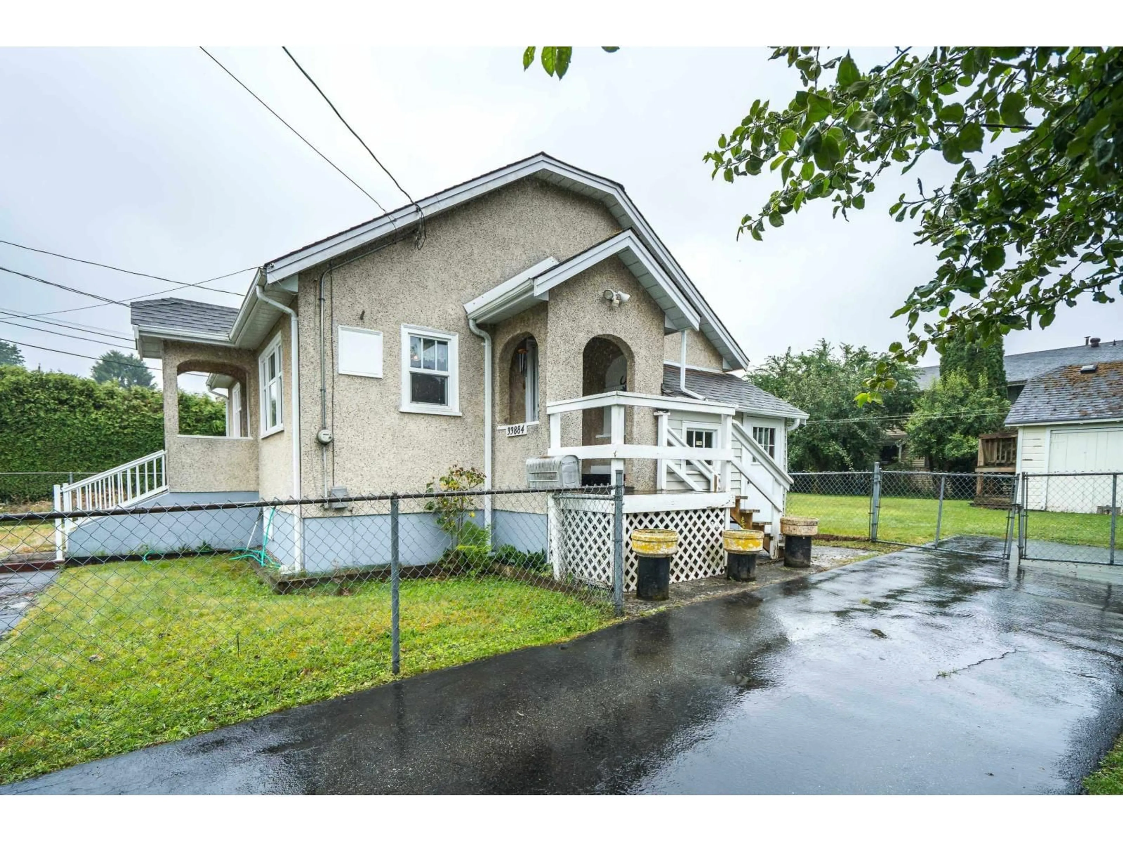 A pic from outside/outdoor area/front of a property/back of a property/a pic from drone, street for 33884 MAYFAIR AVENUE, Abbotsford British Columbia V2S1R2