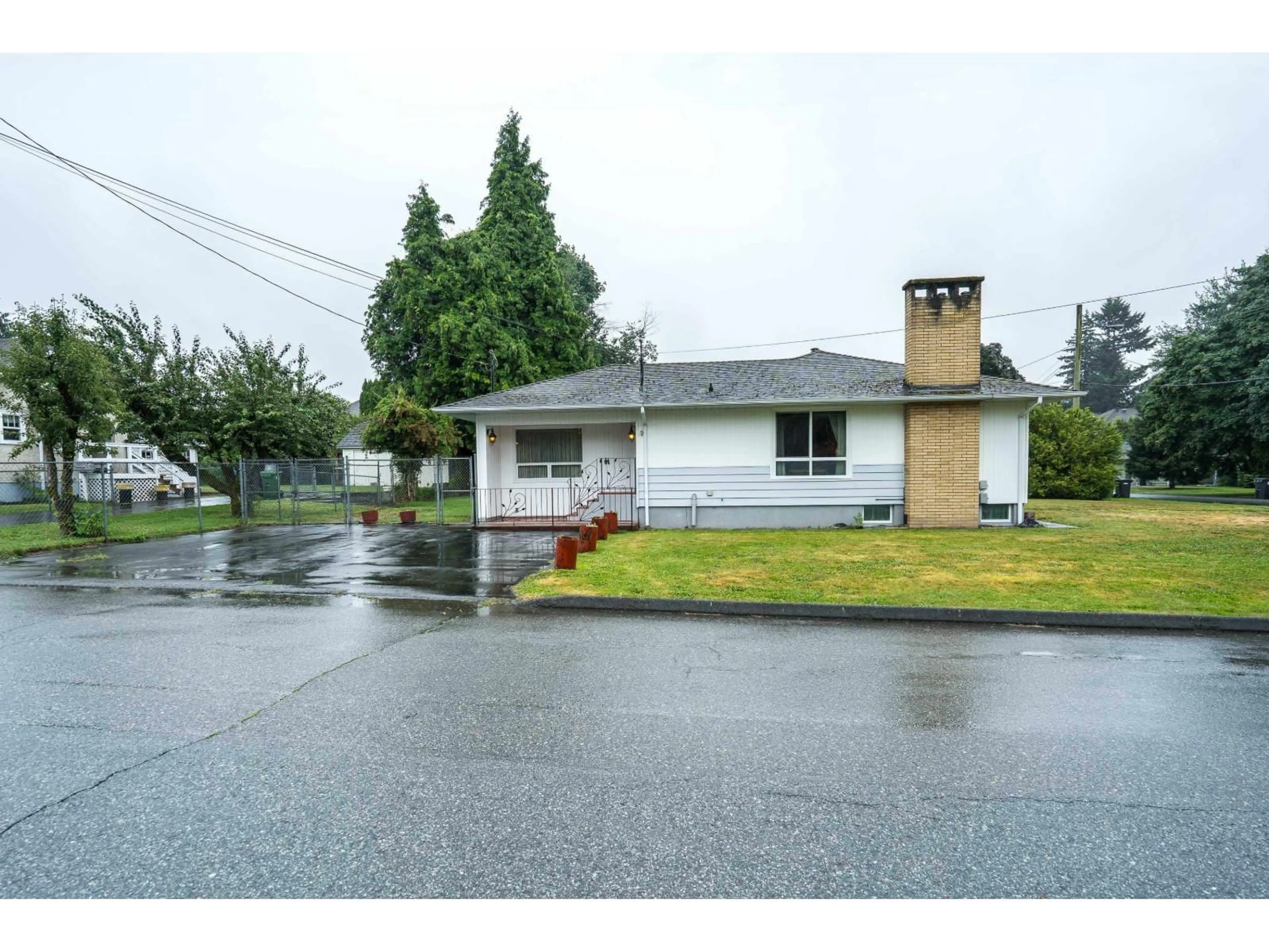 A pic from outside/outdoor area/front of a property/back of a property/a pic from drone, street for 2084 HOLLYBERRY COURT, Abbotsford British Columbia V2S3X2