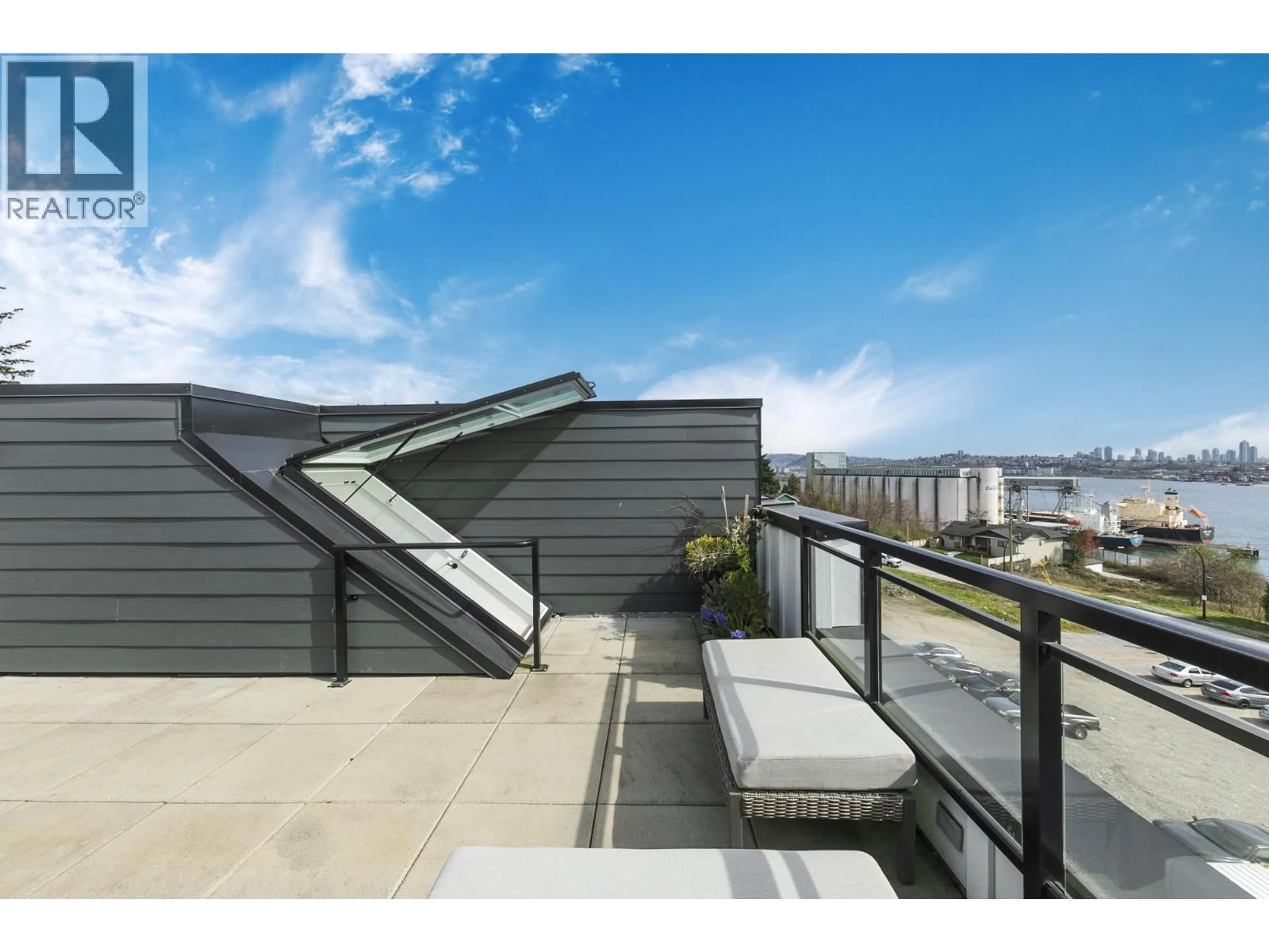 Patio, unknown for 356 - 555 2ND STREET, North Vancouver British Columbia V7L1E1