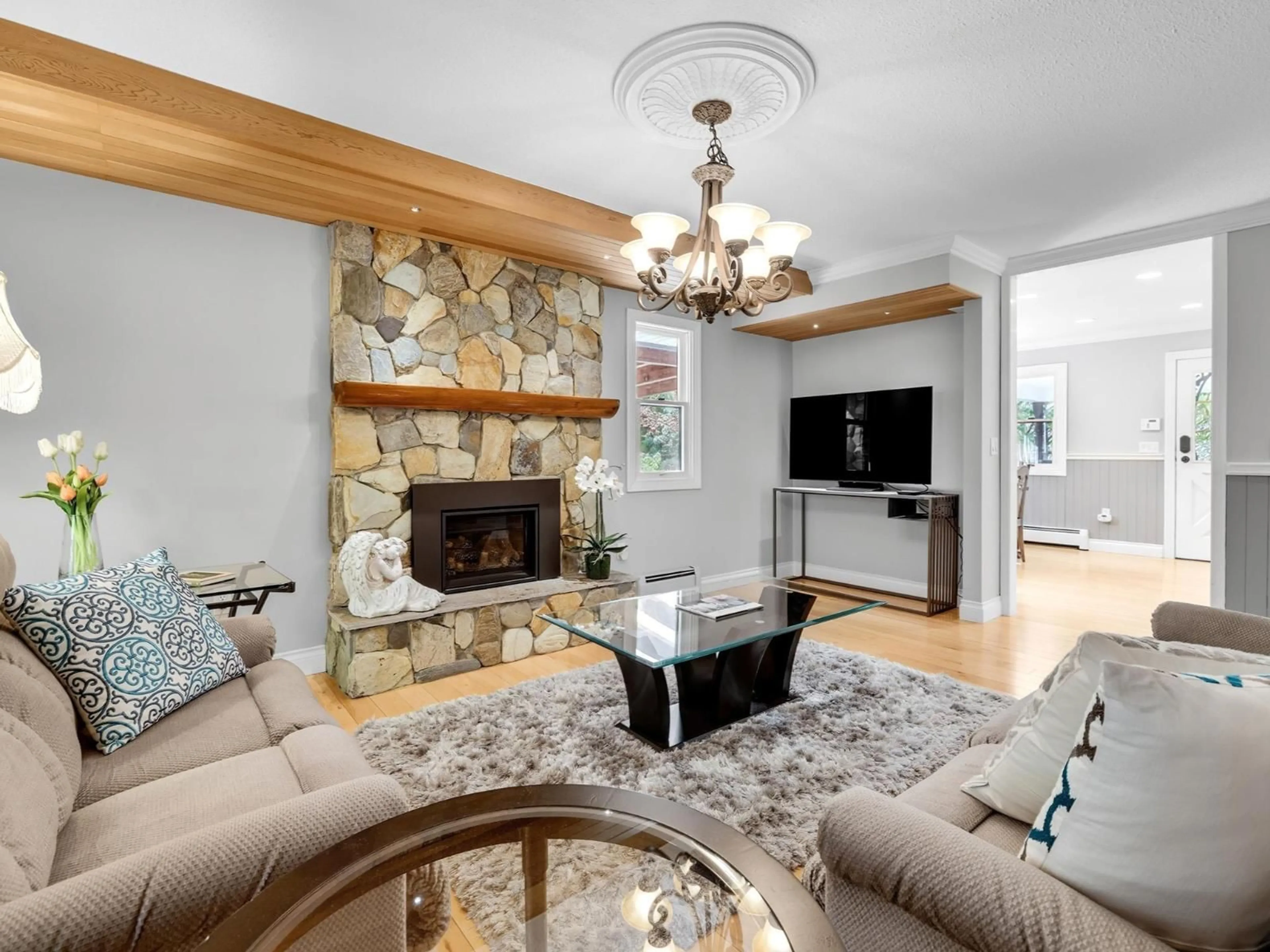 Living room with furniture, unknown for 21004 43 AVENUE, Langley British Columbia V3A5X5