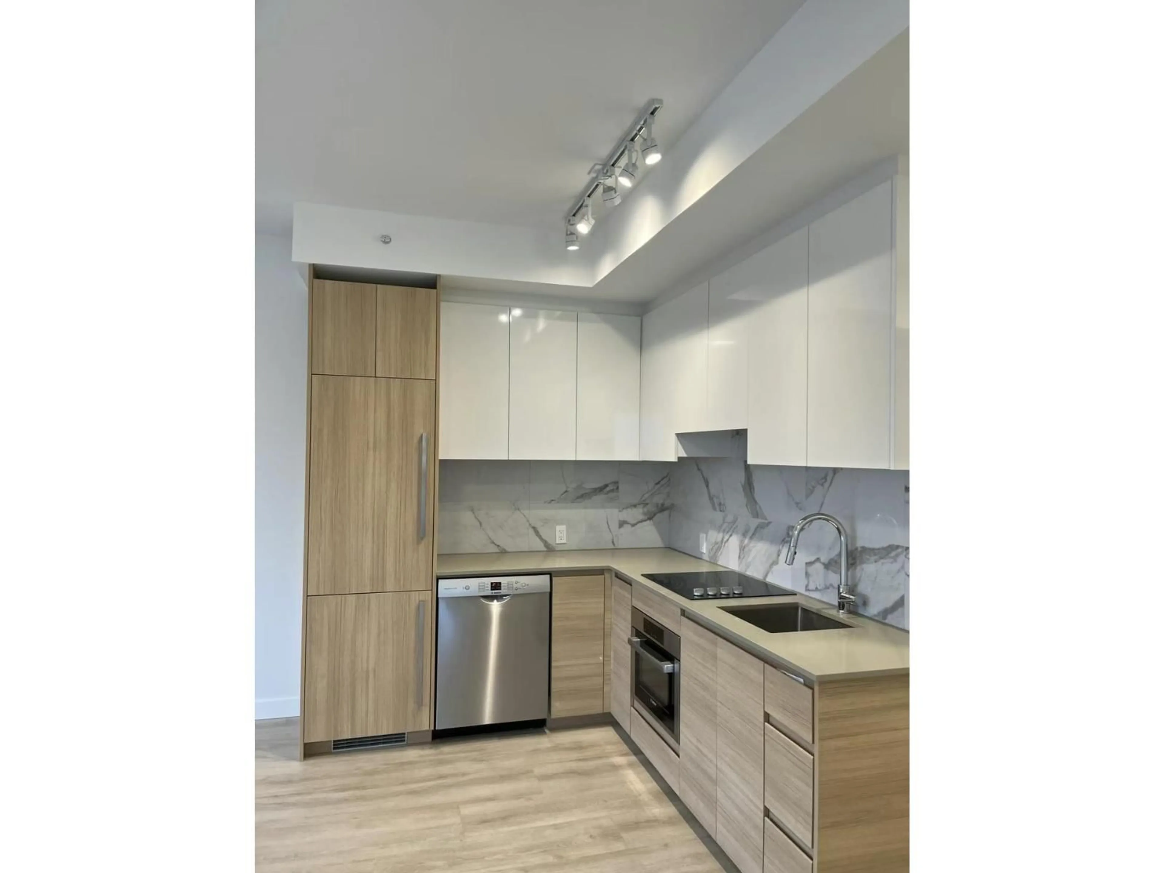 Standard kitchen, wood/laminate floor for 1012 - 10626 CITY PARKWAY, Surrey British Columbia V3T0S3