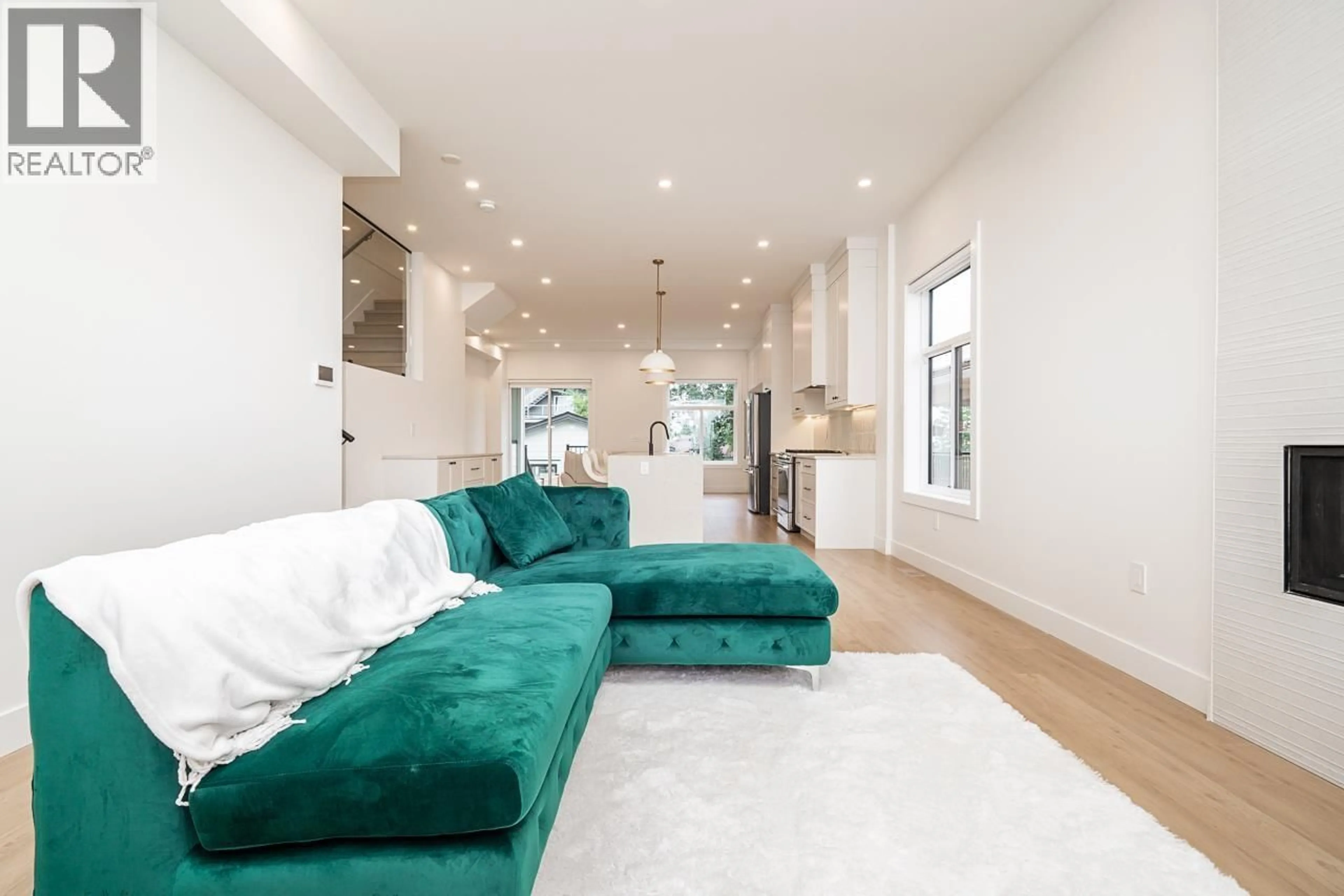 Living room with furniture, unknown for 128 GROSVENOR AVENUE, Burnaby British Columbia V5B1J2