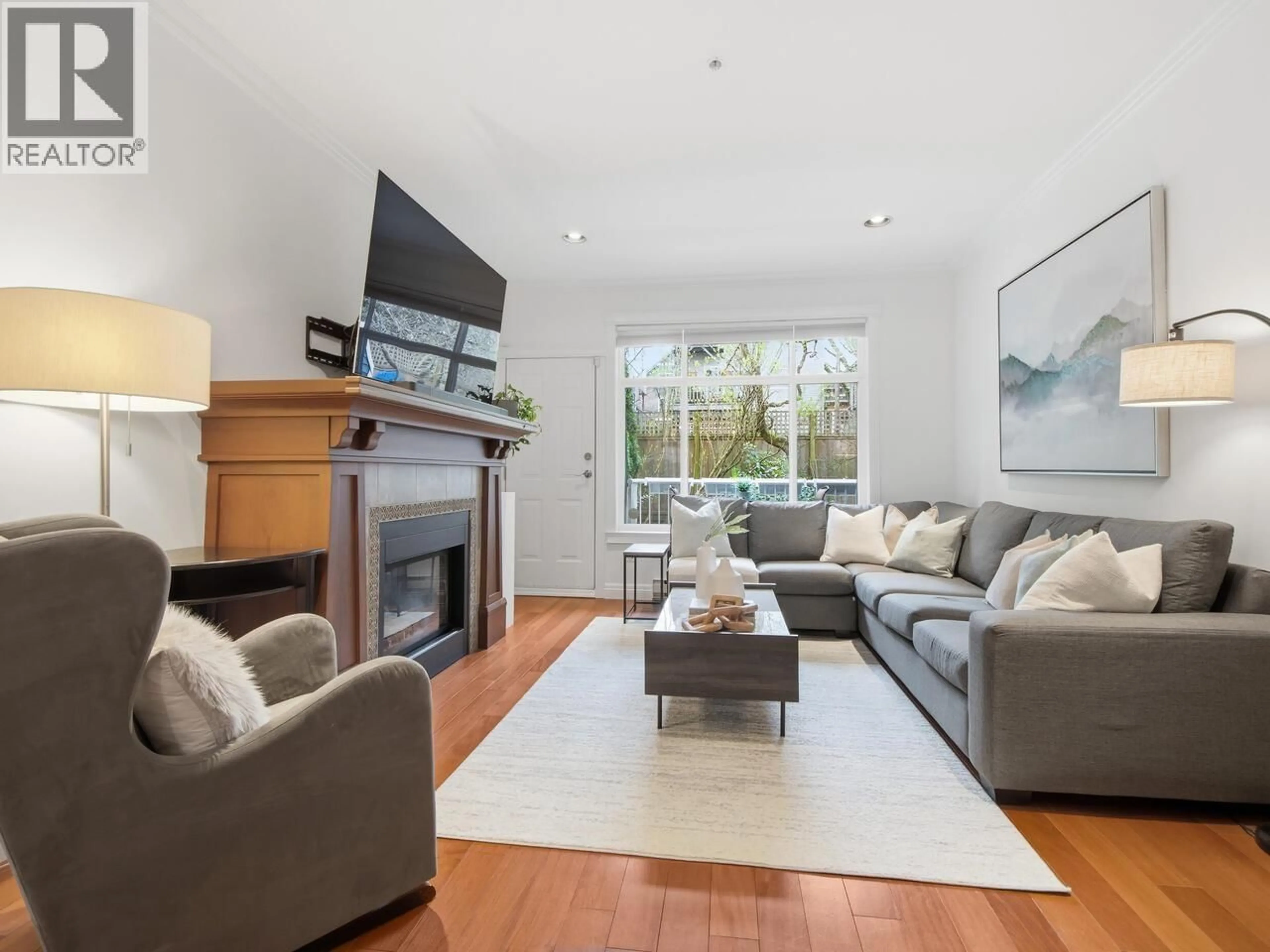 Living room with furniture, wood/laminate floor for 1530 KITCHENER STREET, Vancouver British Columbia V5L2V9