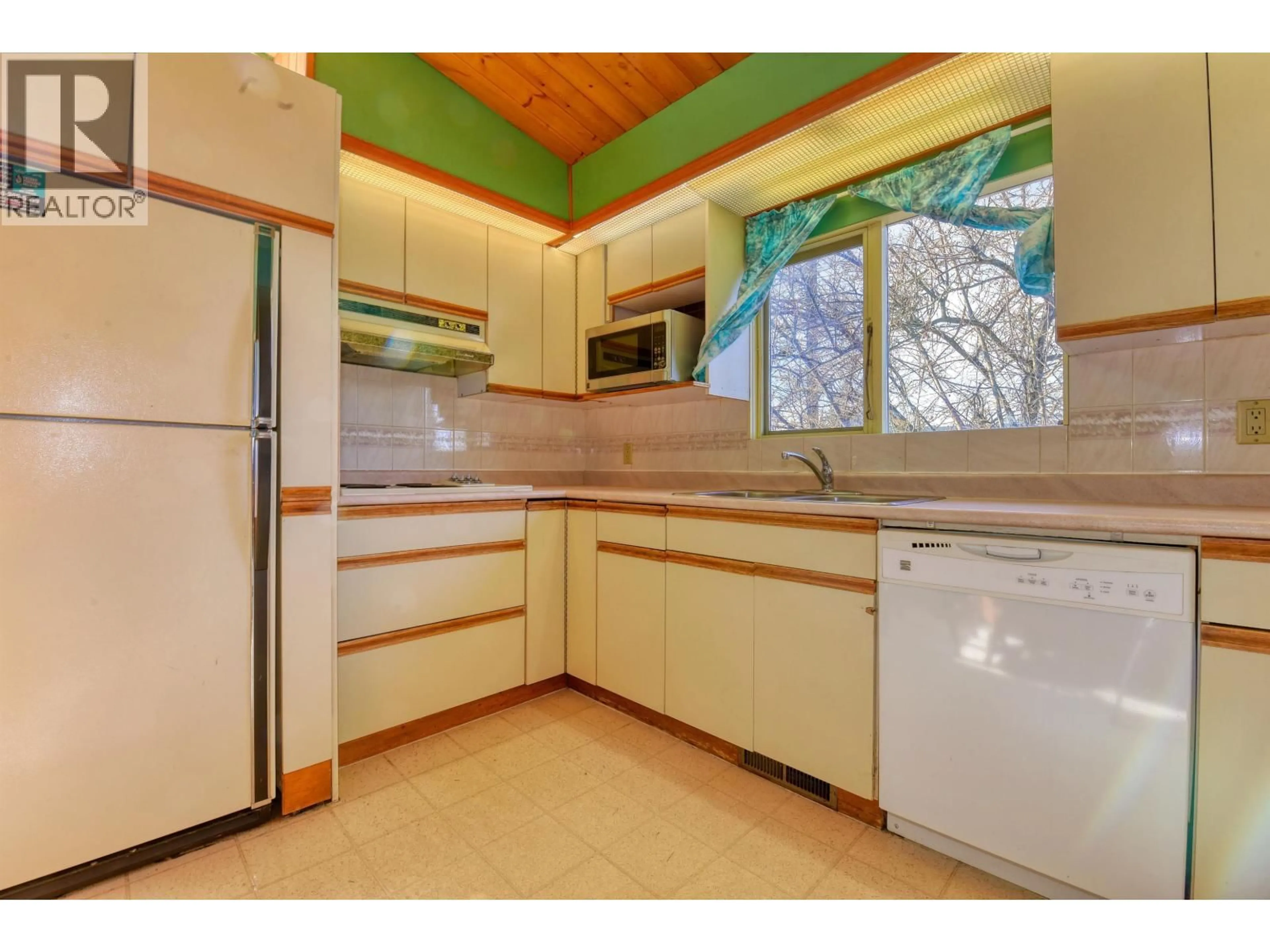 Standard kitchen, unknown for 28 WINDMILL CRESCENT, Williams Lake British Columbia V2G1A9