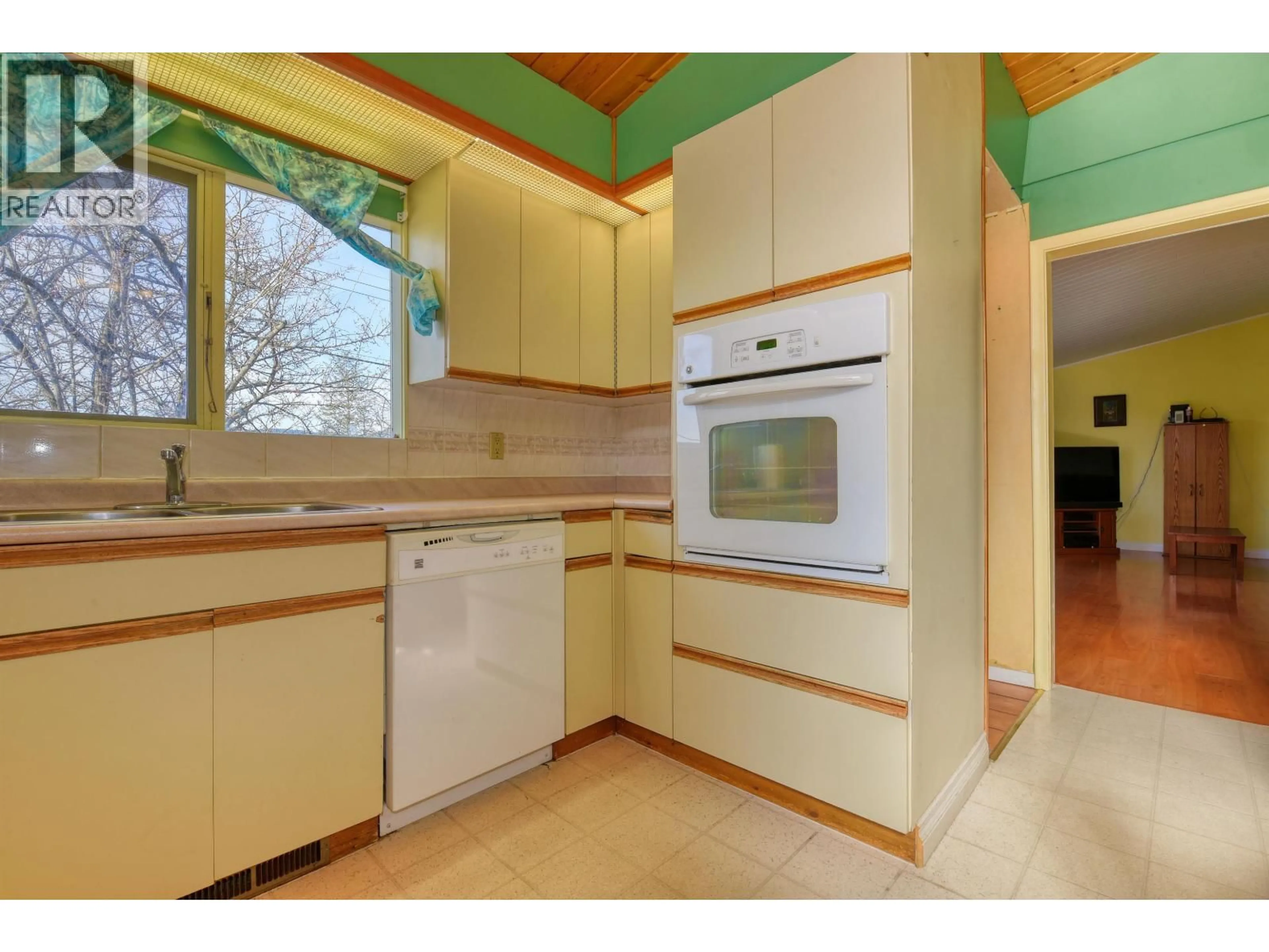 Standard kitchen, unknown for 28 WINDMILL CRESCENT, Williams Lake British Columbia V2G1A9