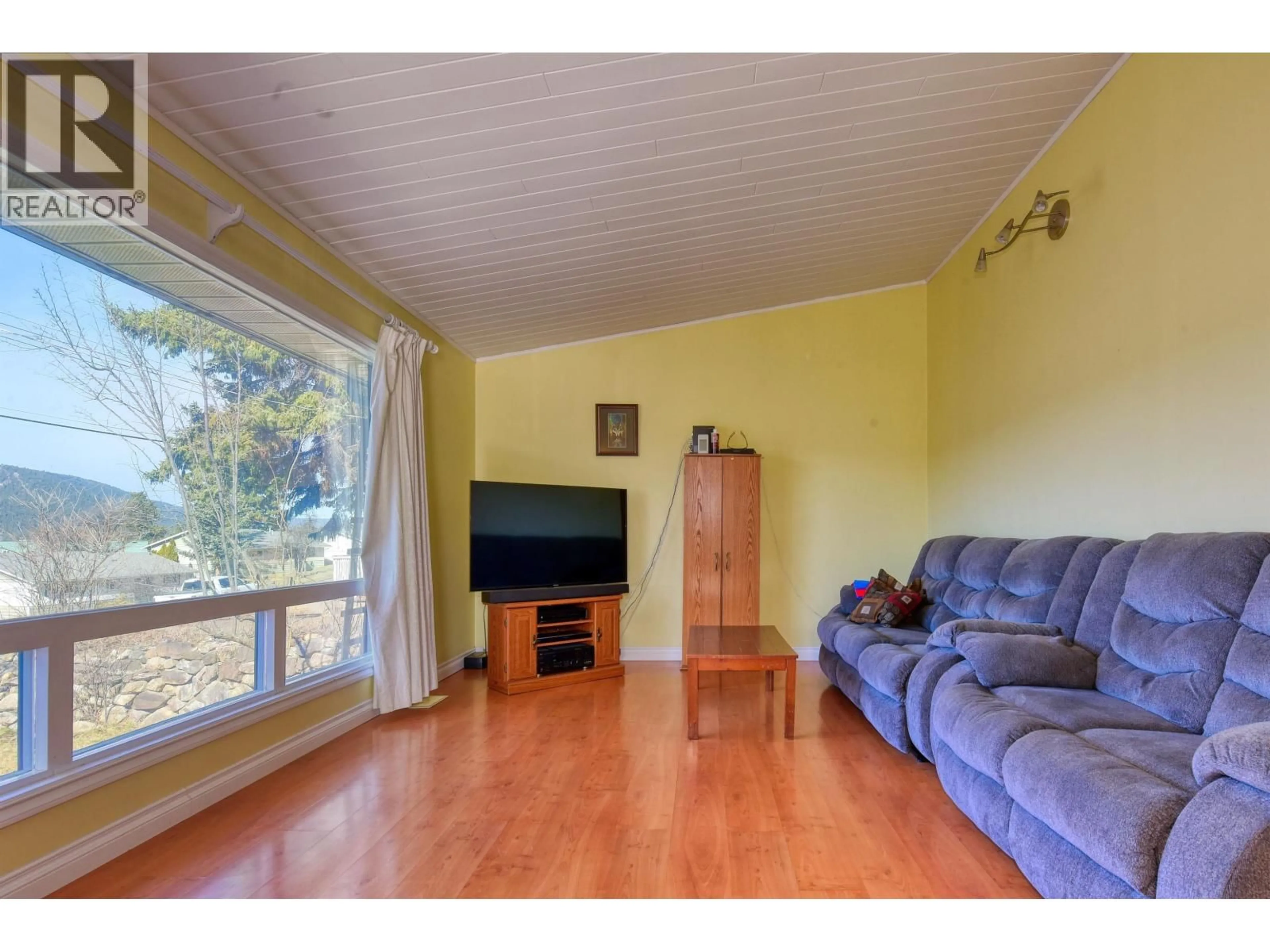 Living room with furniture, wood/laminate floor for 28 WINDMILL CRESCENT, Williams Lake British Columbia V2G1A9