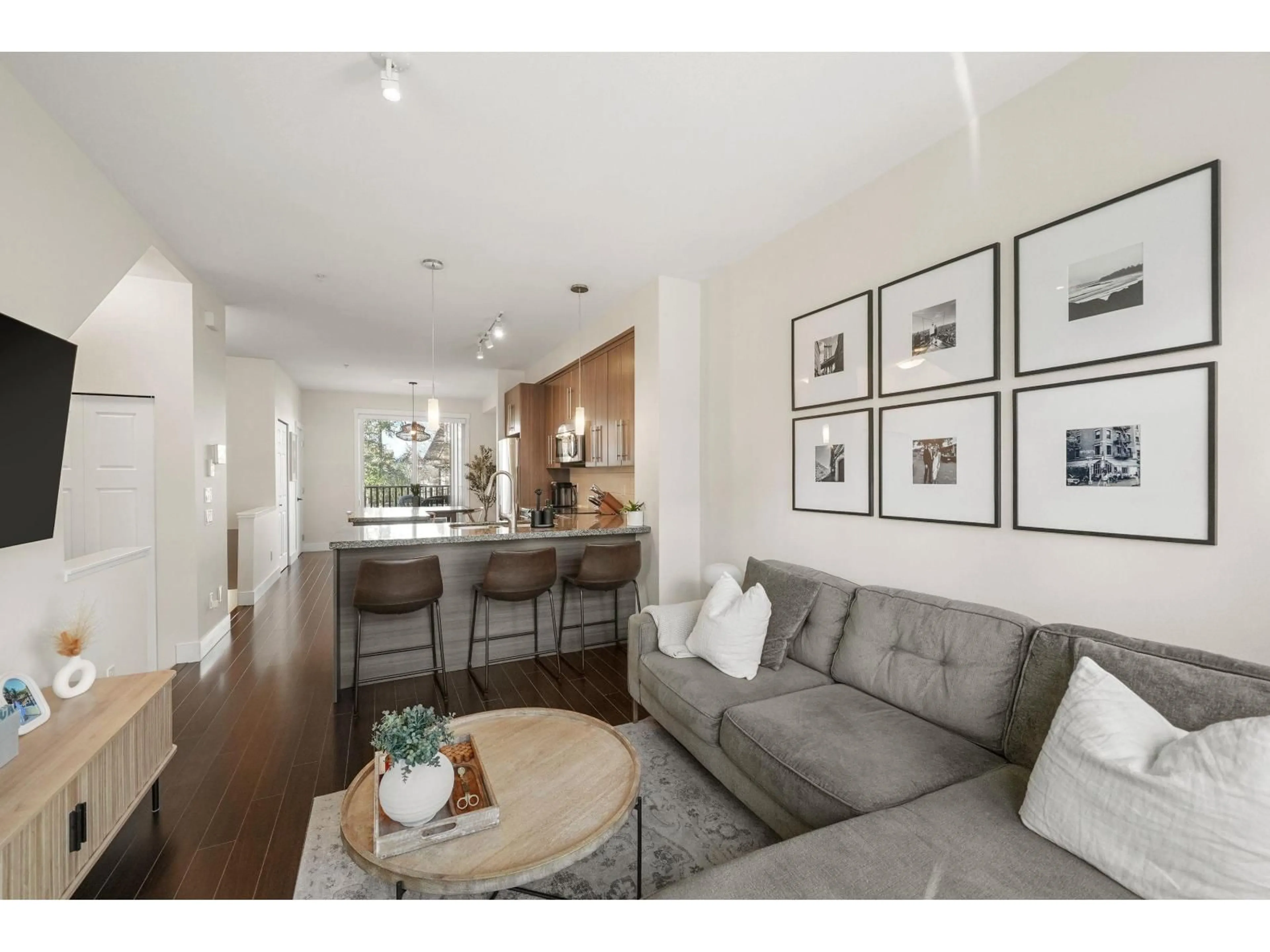 Living room with furniture, wood/laminate floor for 32 - 8250 209B STREET, Langley British Columbia V2Y0J7