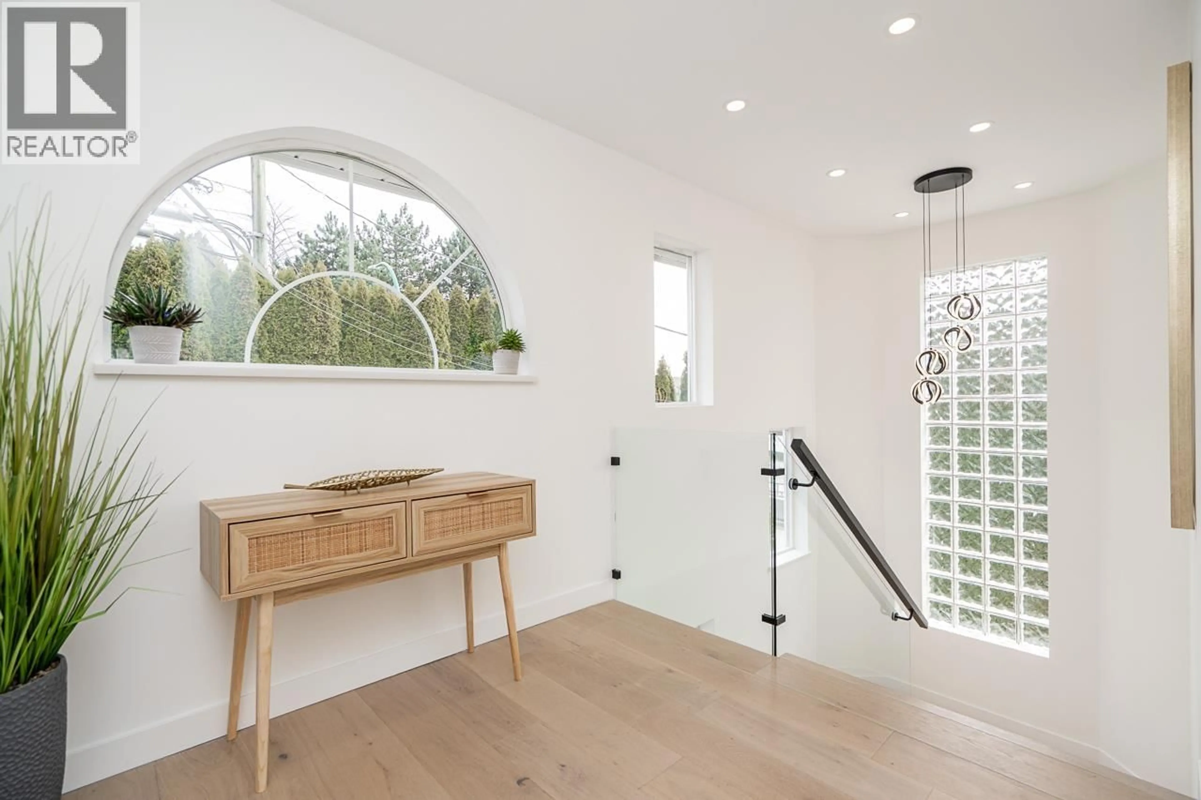 Indoor entryway for 397 DELTA AVENUE, Burnaby British Columbia V5B3C7