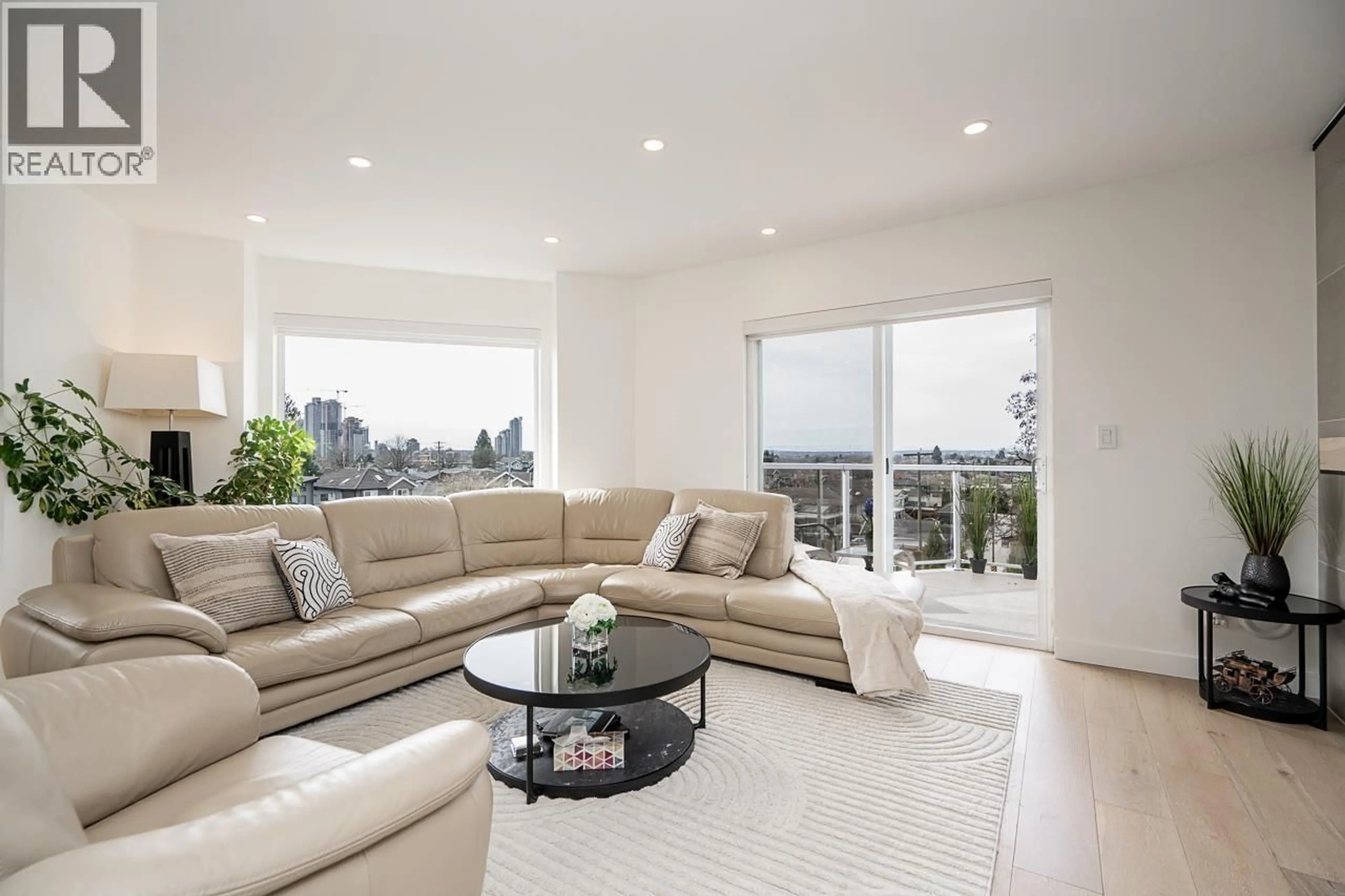 Living room with furniture, unknown for 397 DELTA AVENUE, Burnaby British Columbia V5B3C7