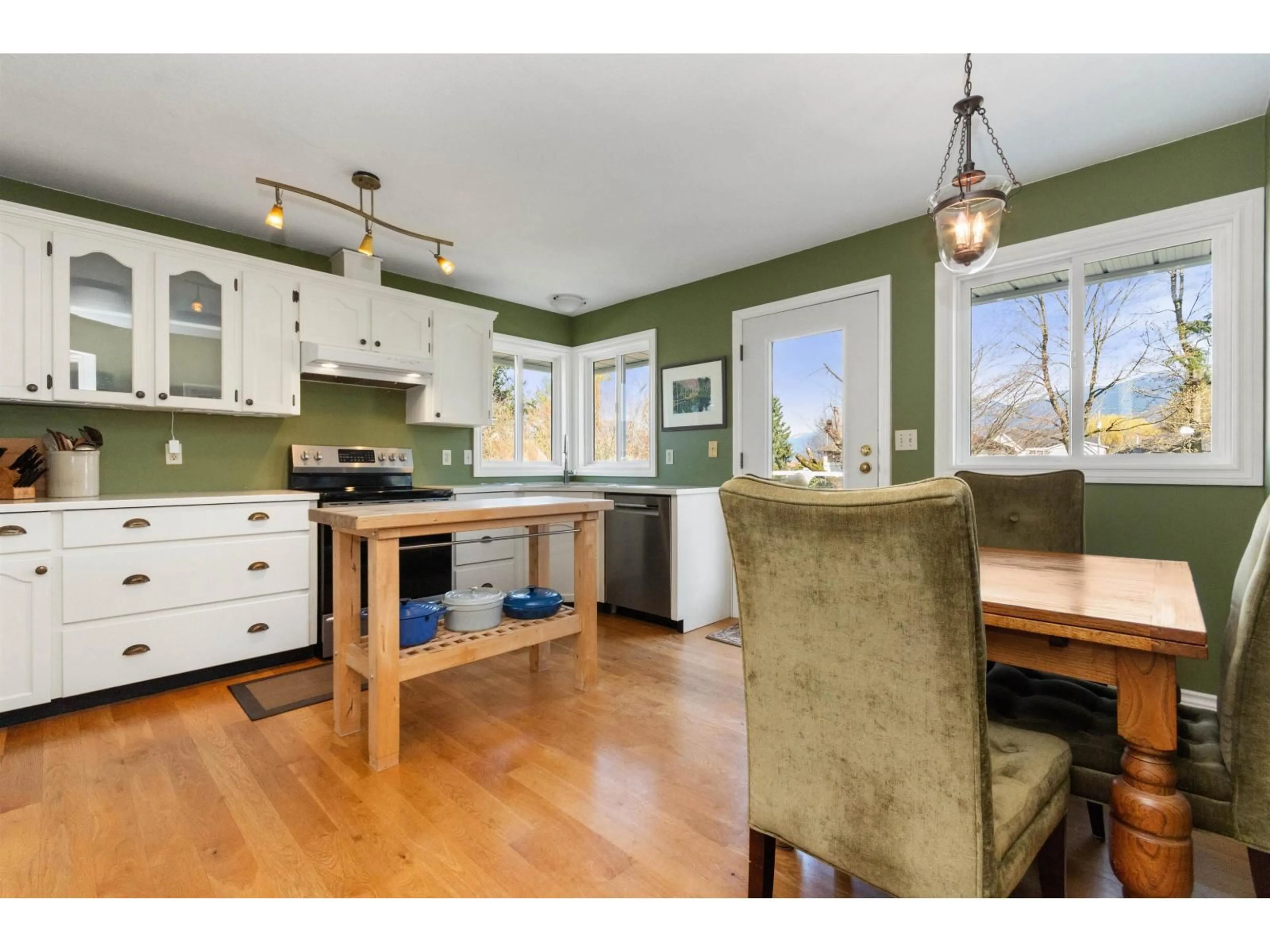 Open concept kitchen, wood/laminate floor for 46385 CHRISTINA DRIVE, Chilliwack British Columbia V2R2B5